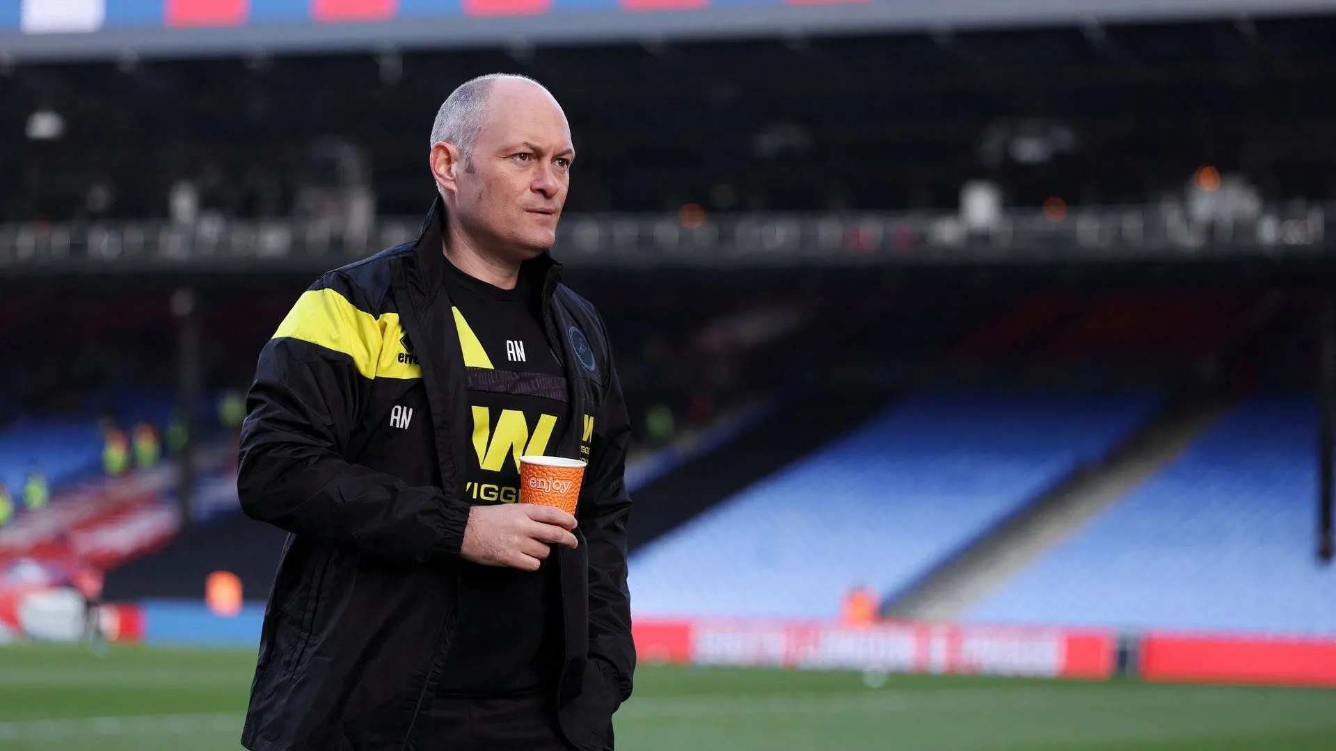 Alex Neil, HLV Millwall, đang chỉ đạo trong trận đấu với Crystal Palace