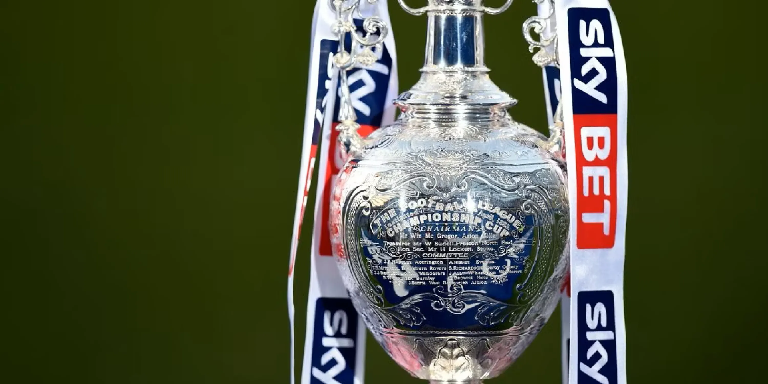 Chiếc cúp vô địch Championship danh giá chờ đợi đội chiến thắng play-off