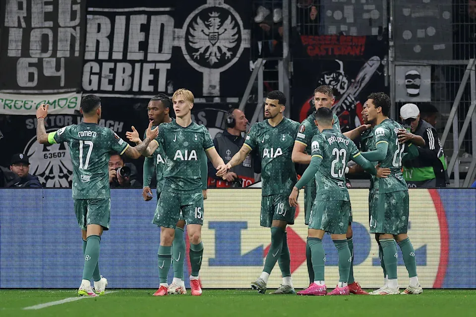 Cristian Romero và Pedro Porro ăn mừng trong trận Tottenham thắng Eintracht Frankfurt