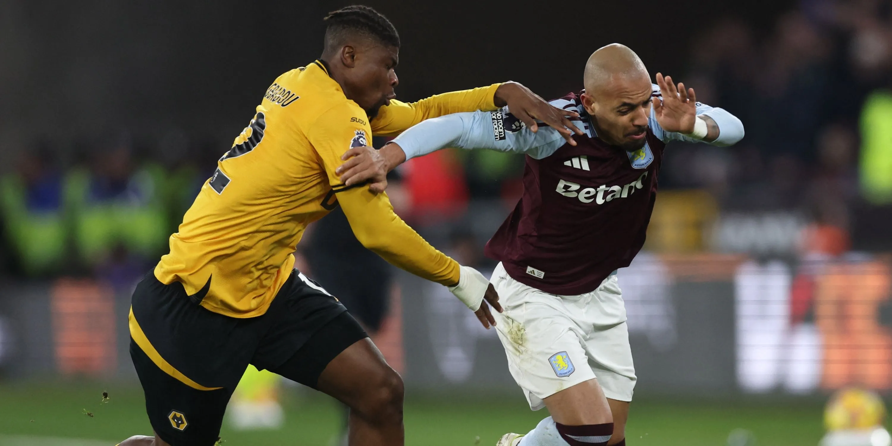 Emmanuel Agbadou thể hiện sự chắc chắn trong phòng ngự cho Wolves