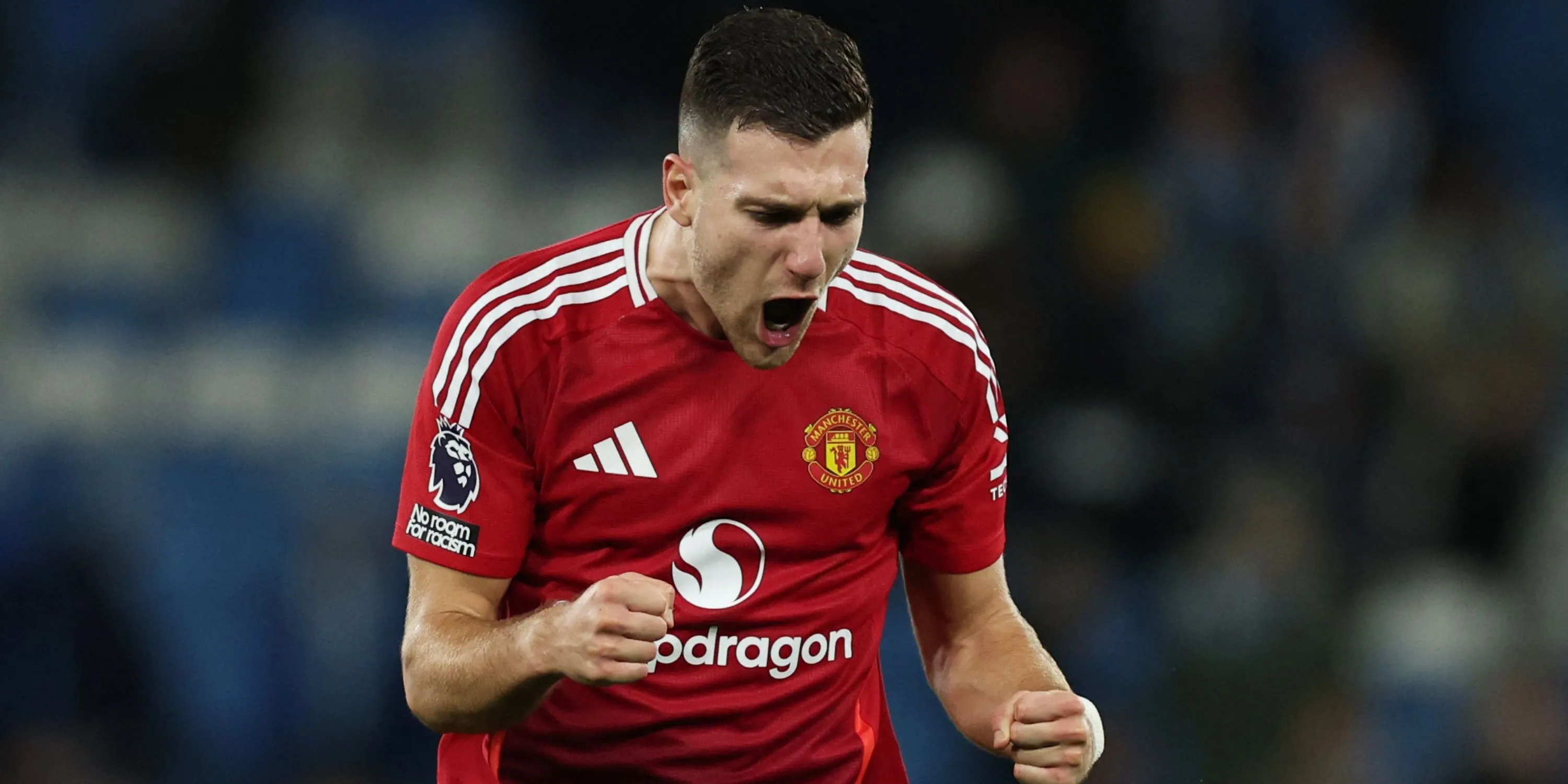 Hậu vệ Diogo Dalot của Manchester United trên sân cỏ trước khi dính chấn thương bắp chân