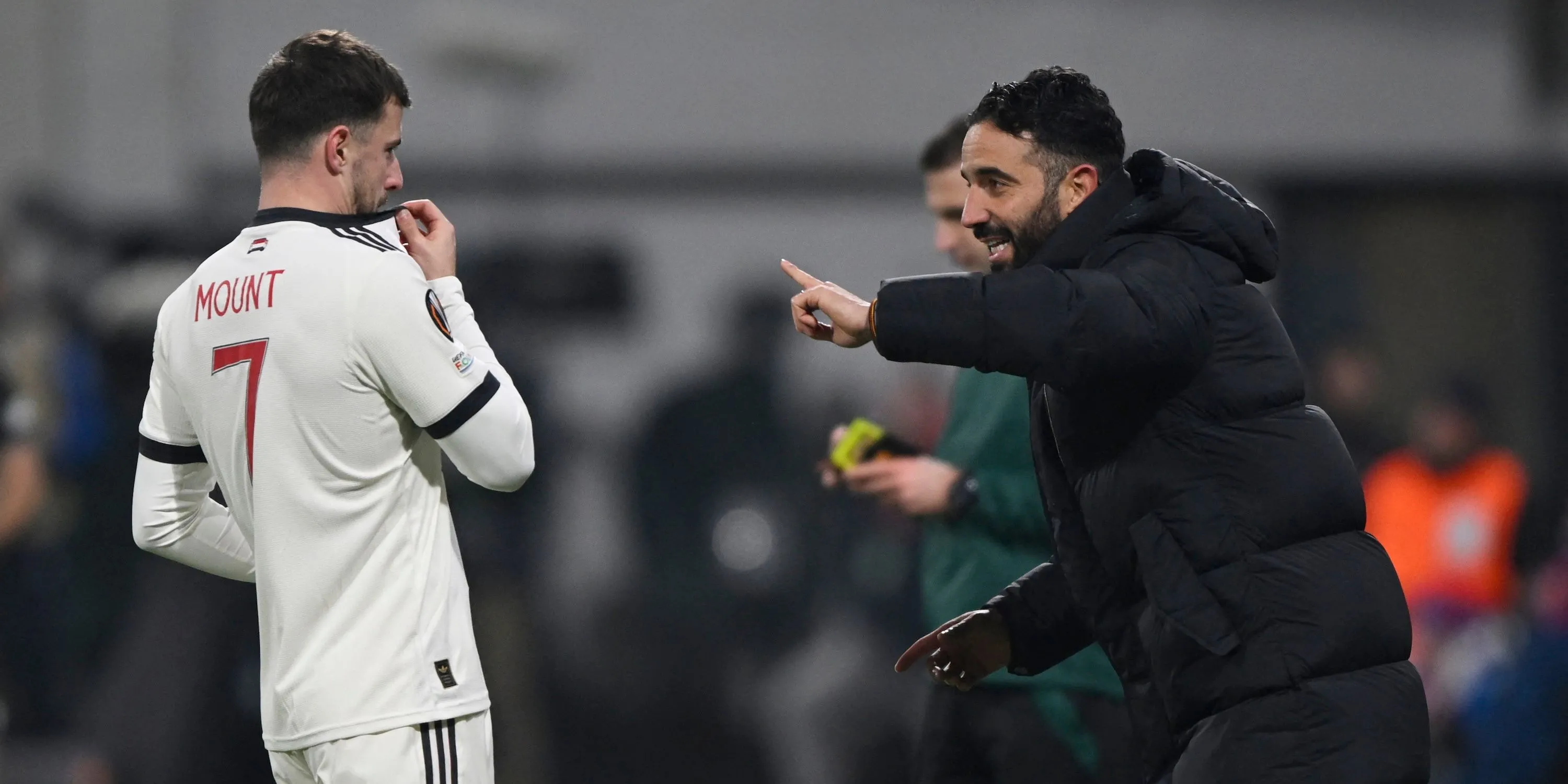 HLV Ruben Amorim trao đổi chiến thuật với Mason Mount bên đường biên