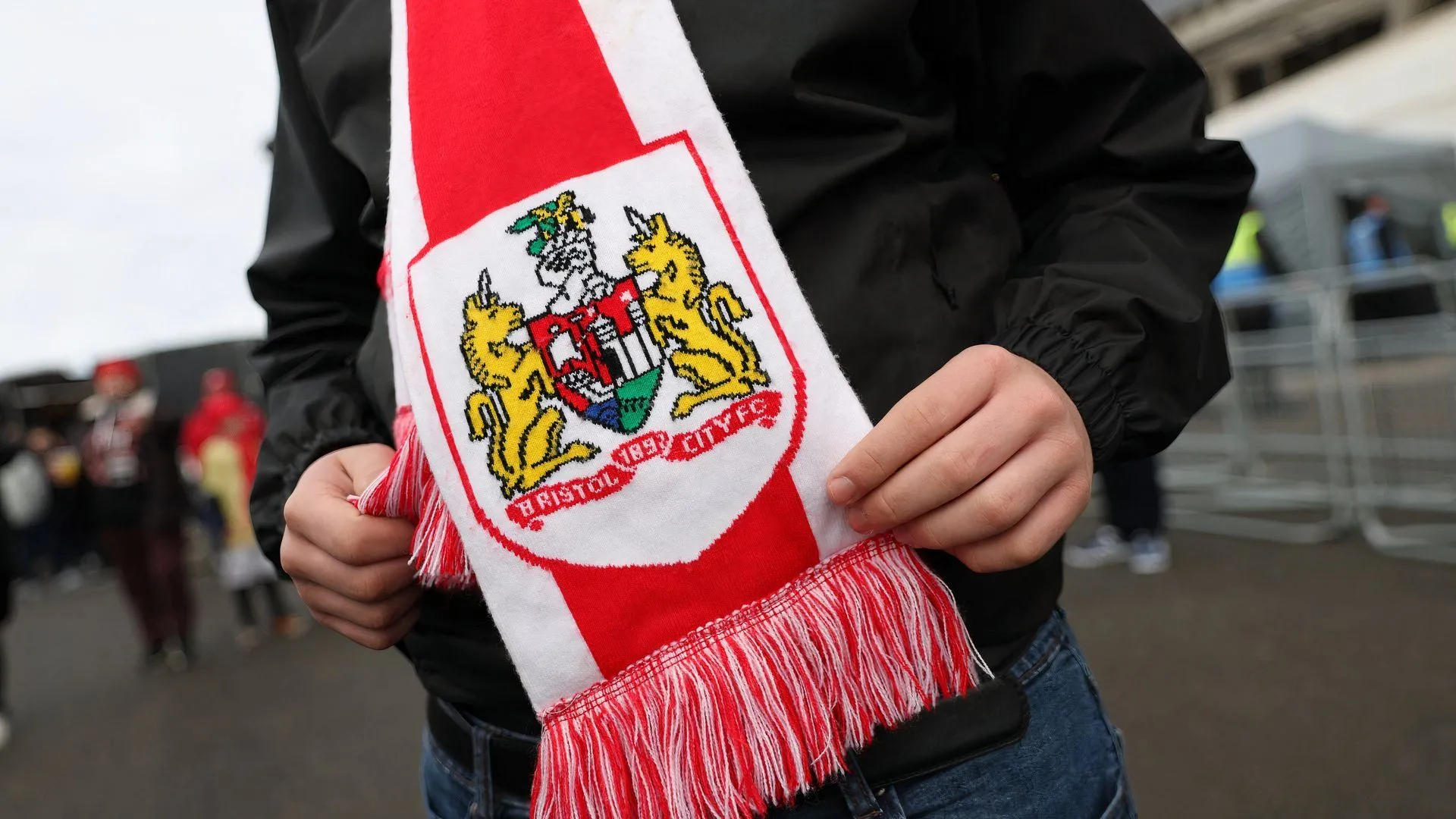 Khăn quàng cổ Bristol City thể hiện niềm tự hào của người hâm mộ
