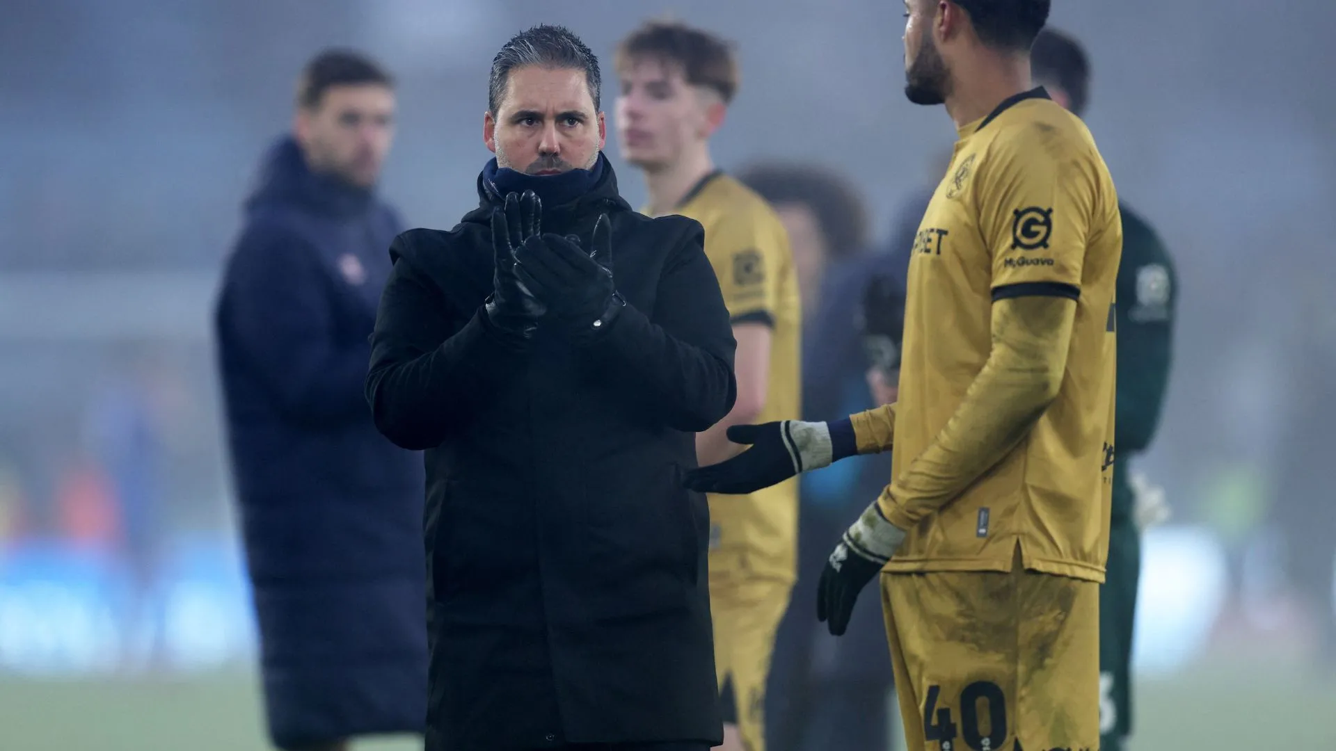 Marti Cifuentes chỉ đạo các cầu thủ QPR trong trận đấu FA Cup với Leicester City