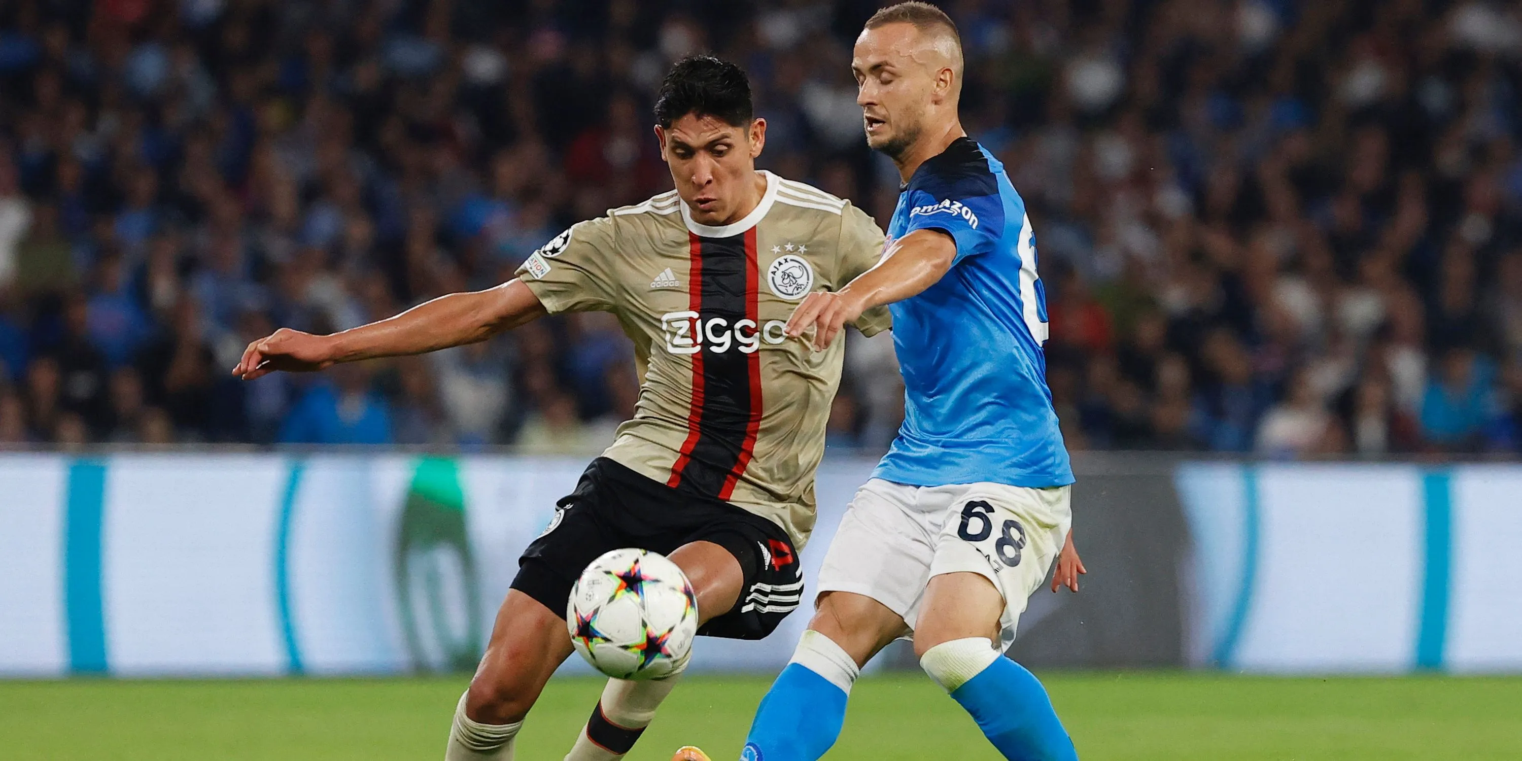 Tiền vệ Stanislav Lobotka (Napoli) tranh chấp bóng với Edson Alvarez (Ajax) - mục tiêu tiềm năng của MU