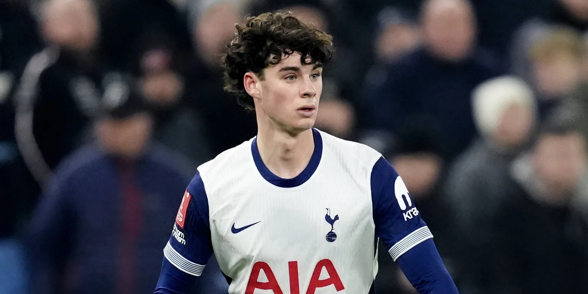 Tiền vệ trẻ Archie Gray của Tottenham trong màu áo CLB