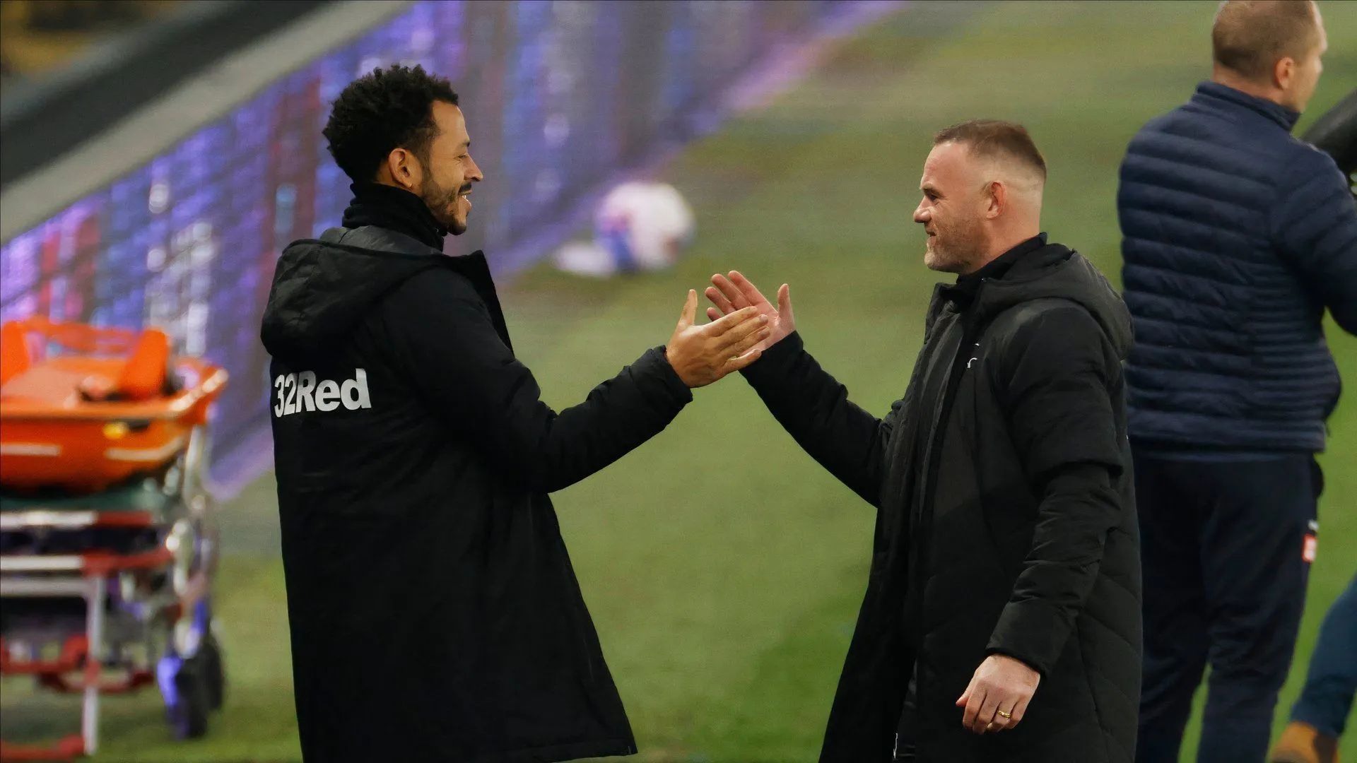 Wayne Rooney và trợ lý Liam Rosenior trên băng ghế huấn luyện Derby County