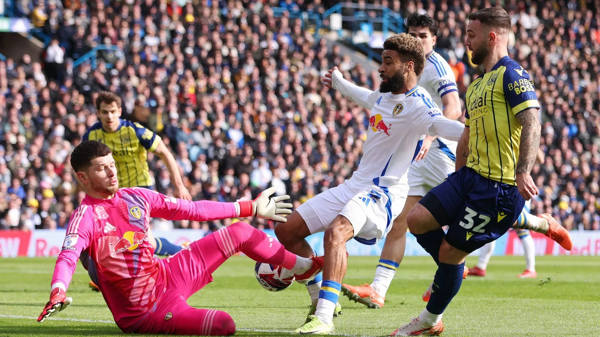 Adam Armstrong thi đấu cho West Brom trong trận gặp Leeds United.