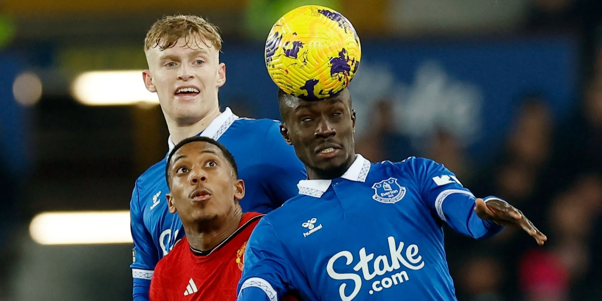 Anthony Martial của Manchester United tranh bóng với cầu thủ Everton.