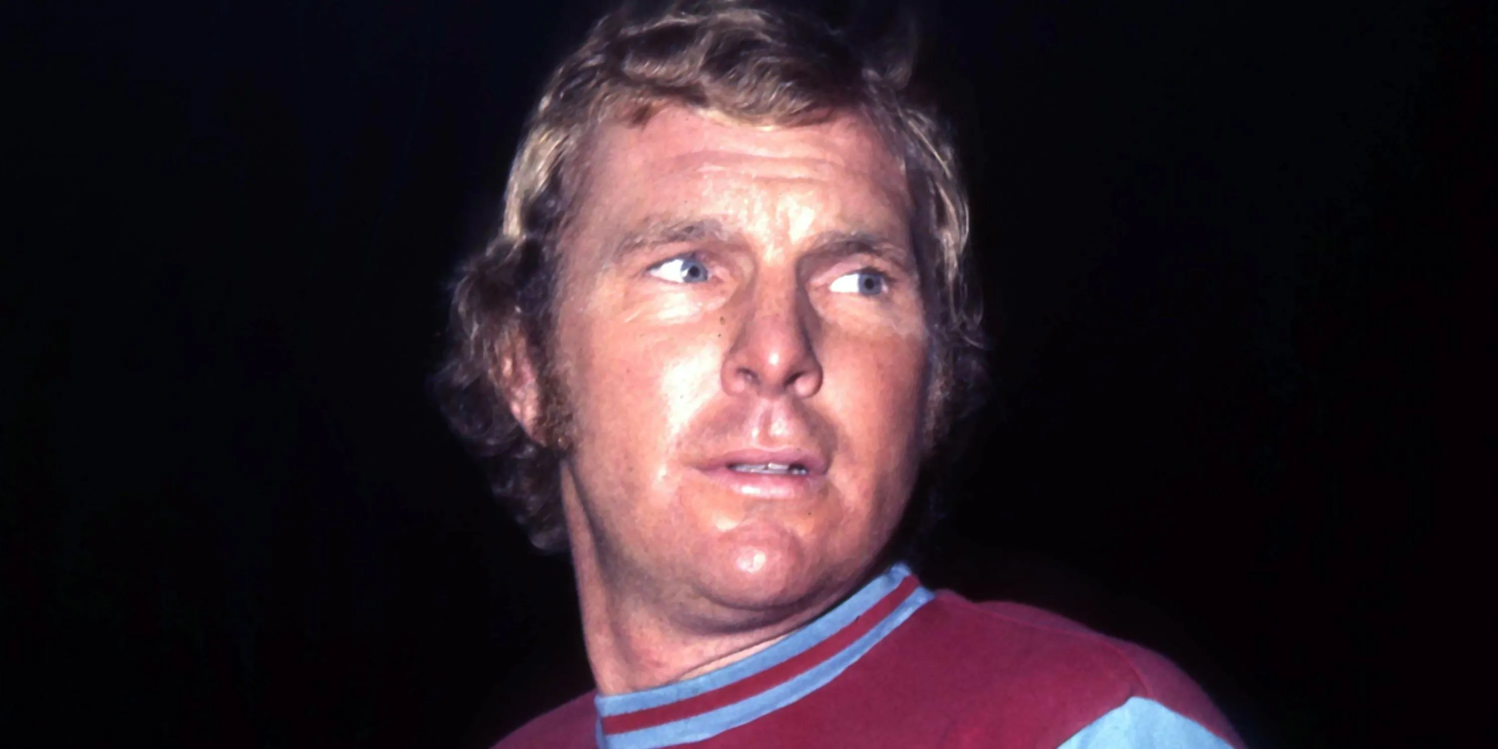 Bobby Moore nâng cúp, biểu tượng của West Ham và bóng đá Anh