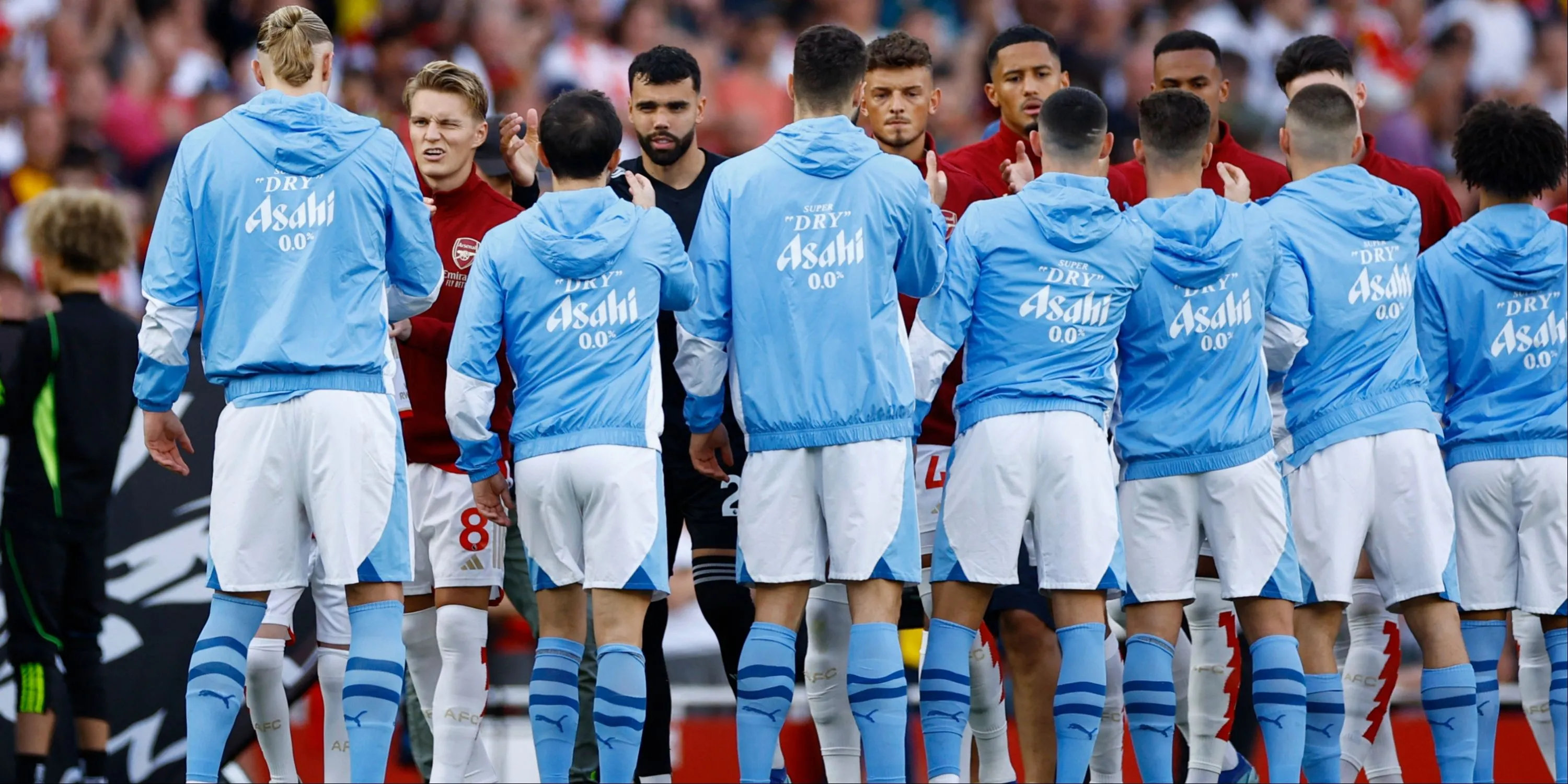 Các cầu thủ Arsenal ăn mừng hoặc thi đấu trên sân.