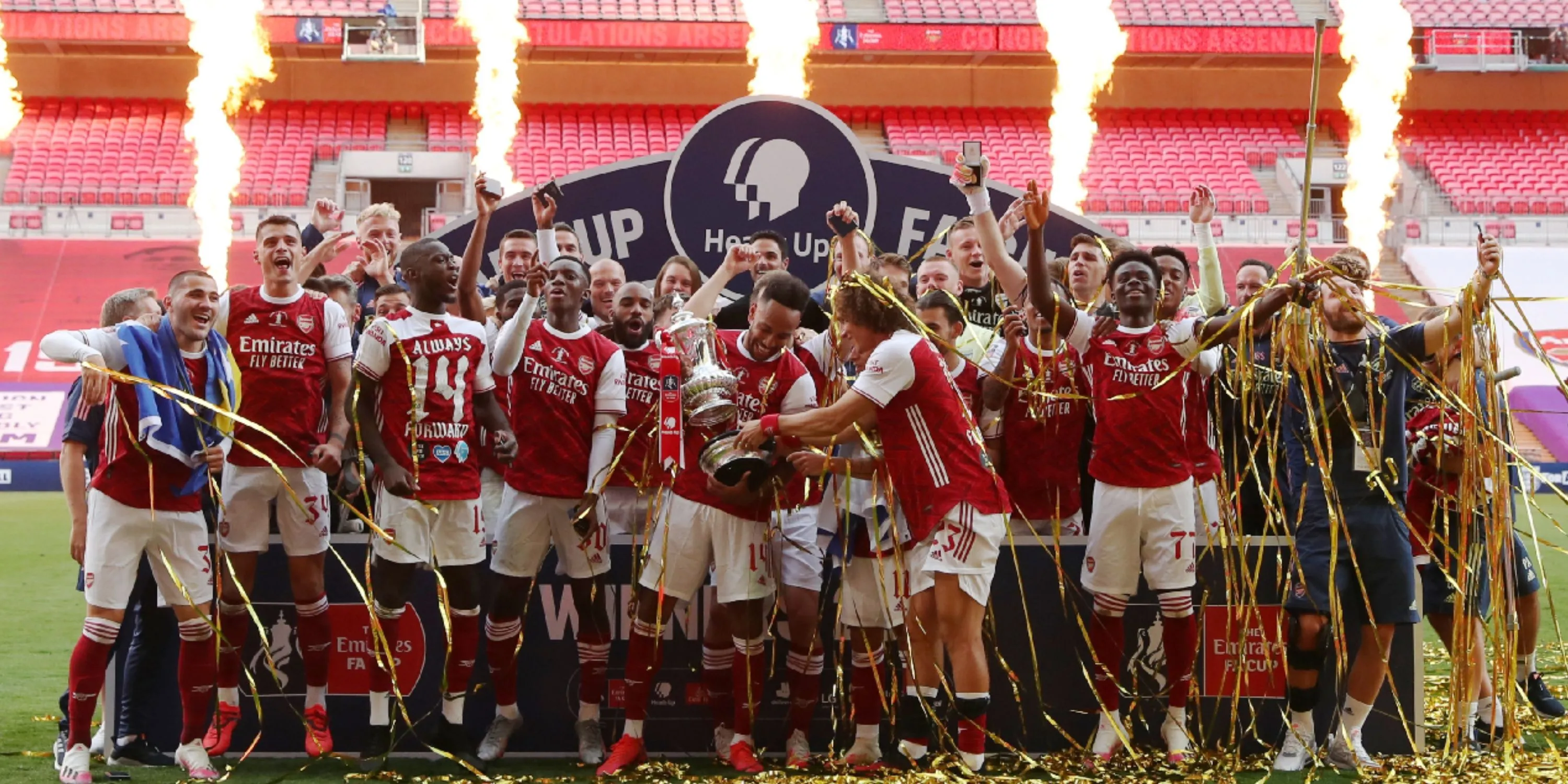 Các cầu thủ Arsenal ăn mừng sau khi vô địch FA Cup năm 2020