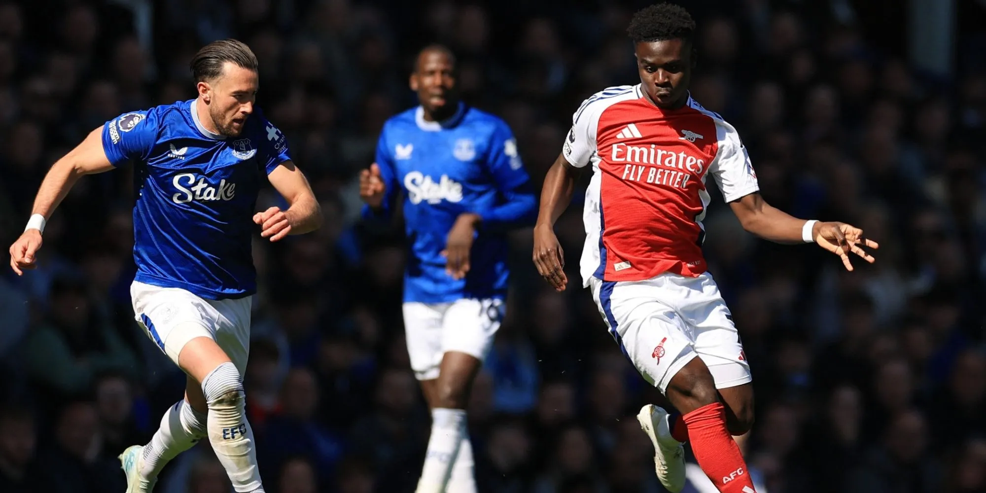 Các cầu thủ Arsenal trên sân cỏ, chuẩn bị cho trận đấu.
