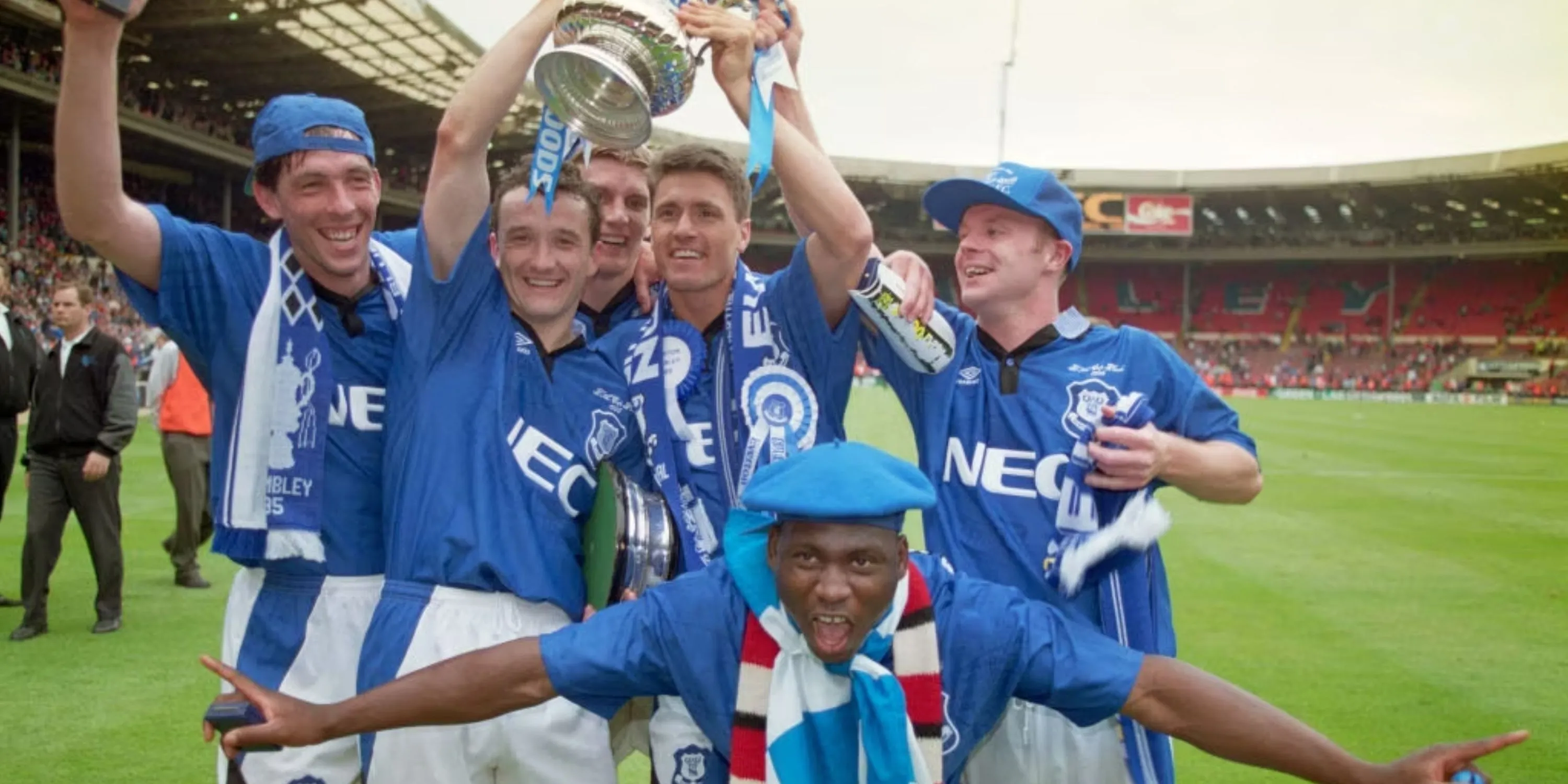 Các cầu thủ Everton ăn mừng chiến thắng FA Cup năm 1995