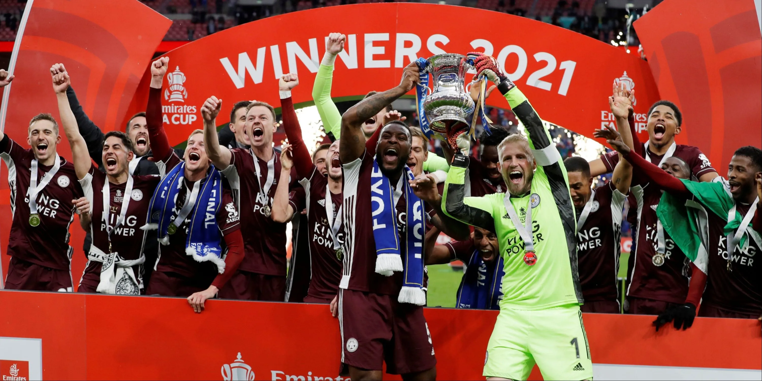 Các cầu thủ Leicester City nâng cao chiếc cúp FA Cup năm 2021