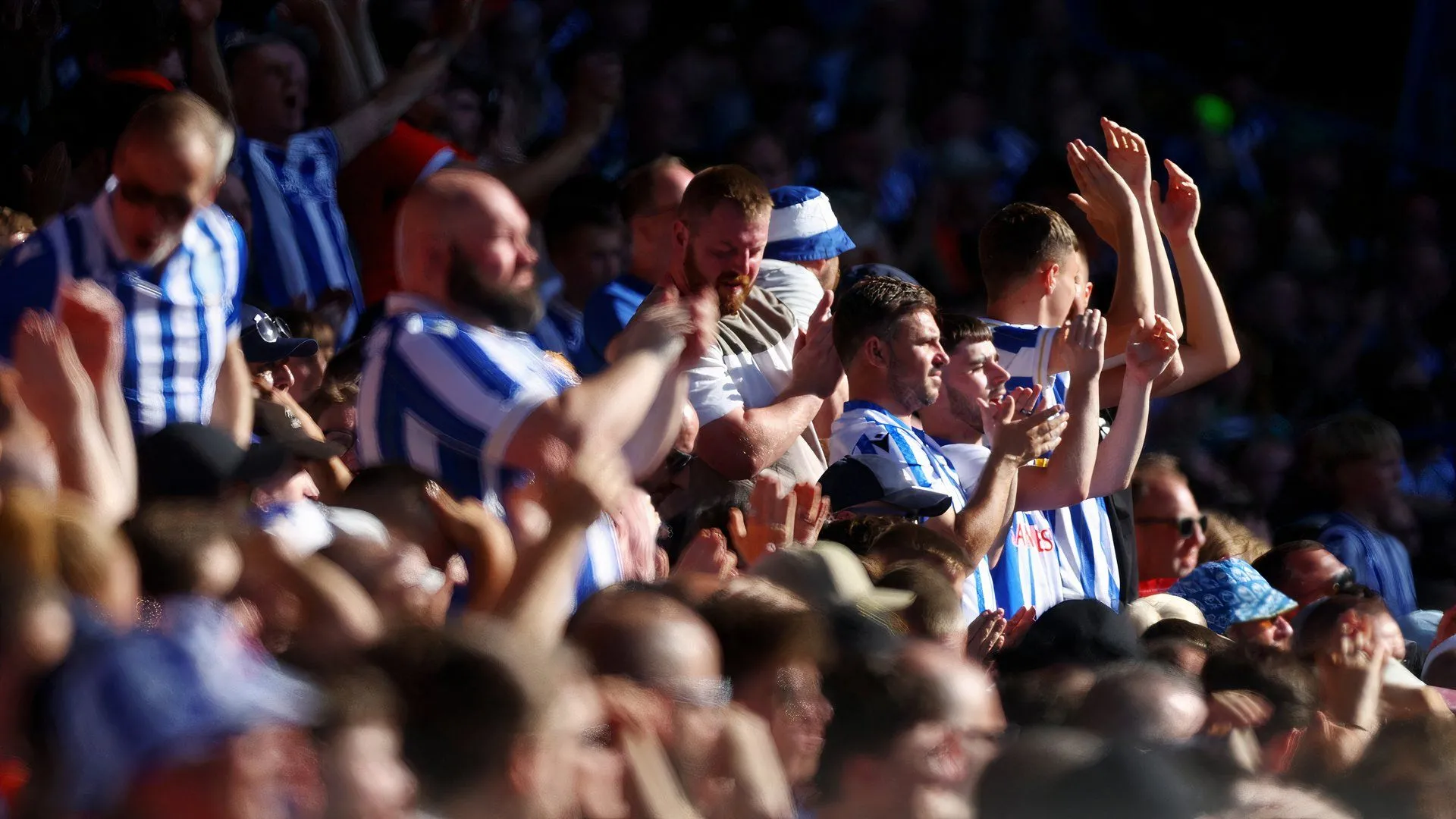 Cổ động viên Sheffield Wednesday cổ vũ nồng nhiệt trên sân Hillsborough
