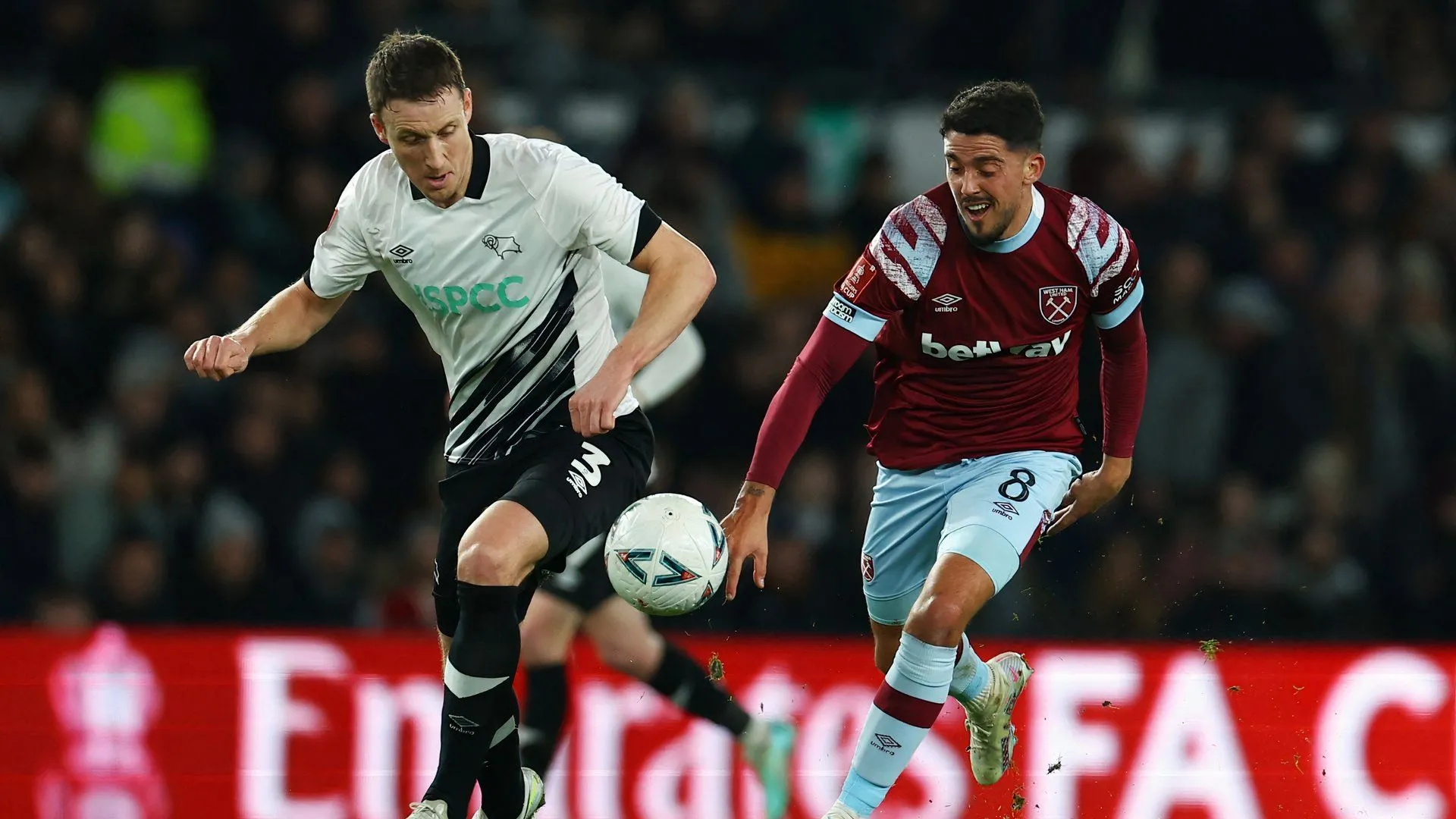 Craig Forsyth trong một pha tranh chấp quyết liệt cho Derby County.