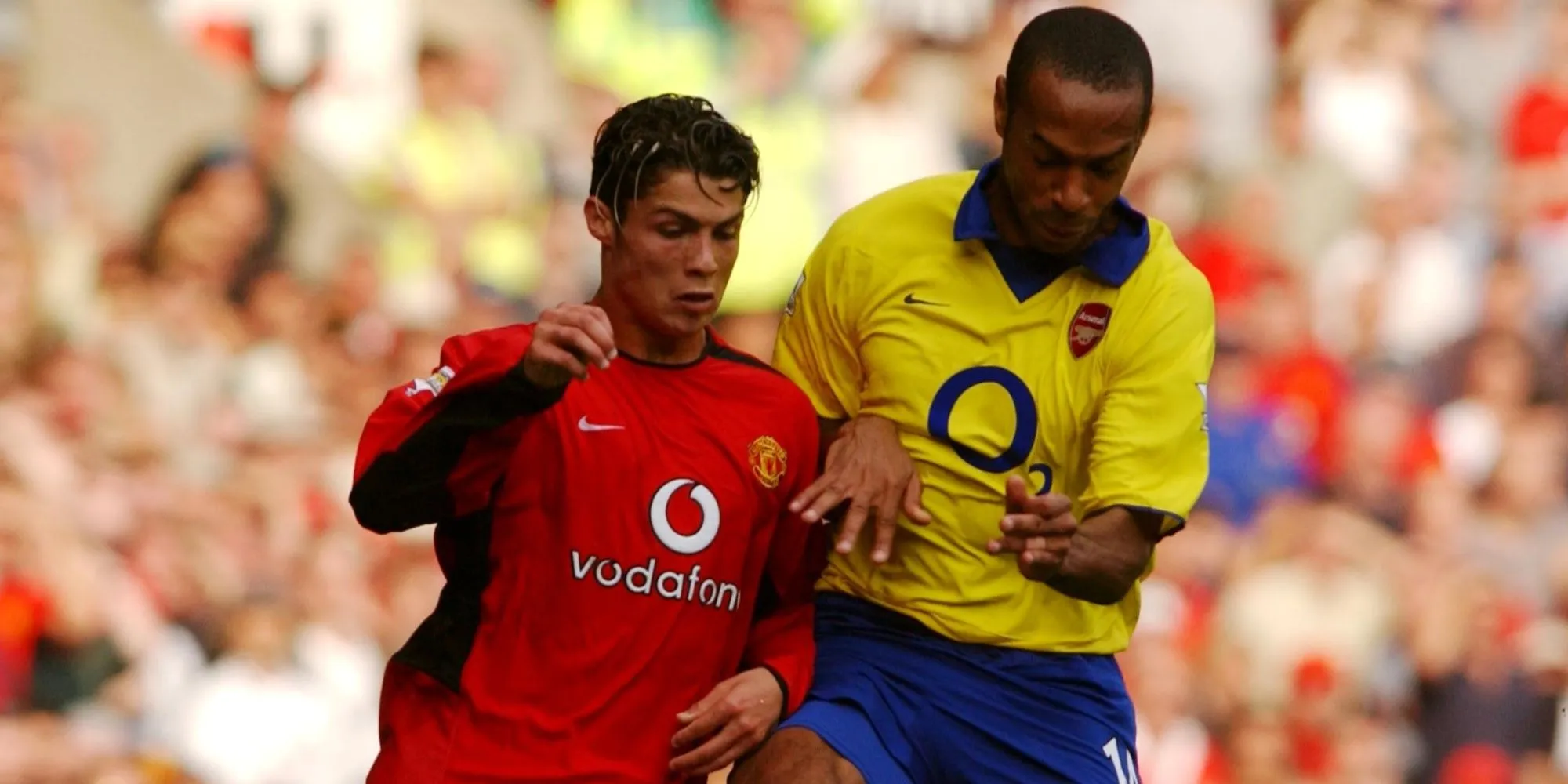 Cristiano Ronaldo (Man Utd) đối đầu với Thierry Henry (Arsenal) trong kỷ nguyên đỉnh cao.
