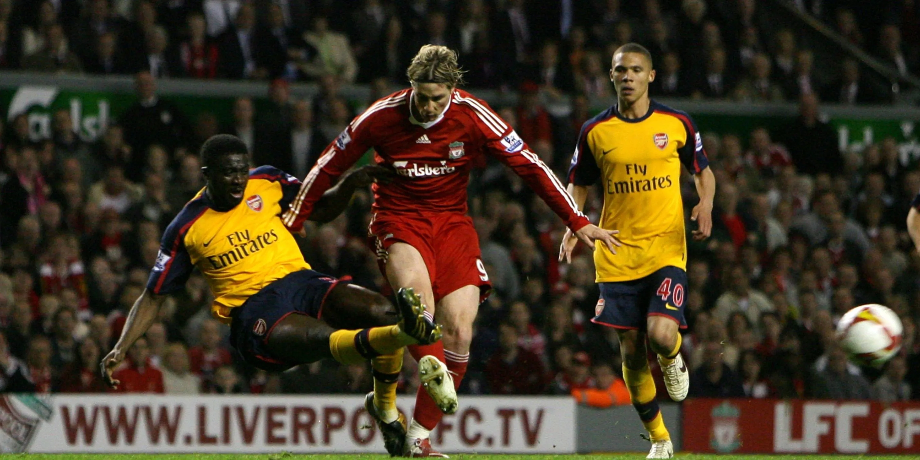 Fernando Torres (Liverpool) đối đầu với hậu vệ Arsenal