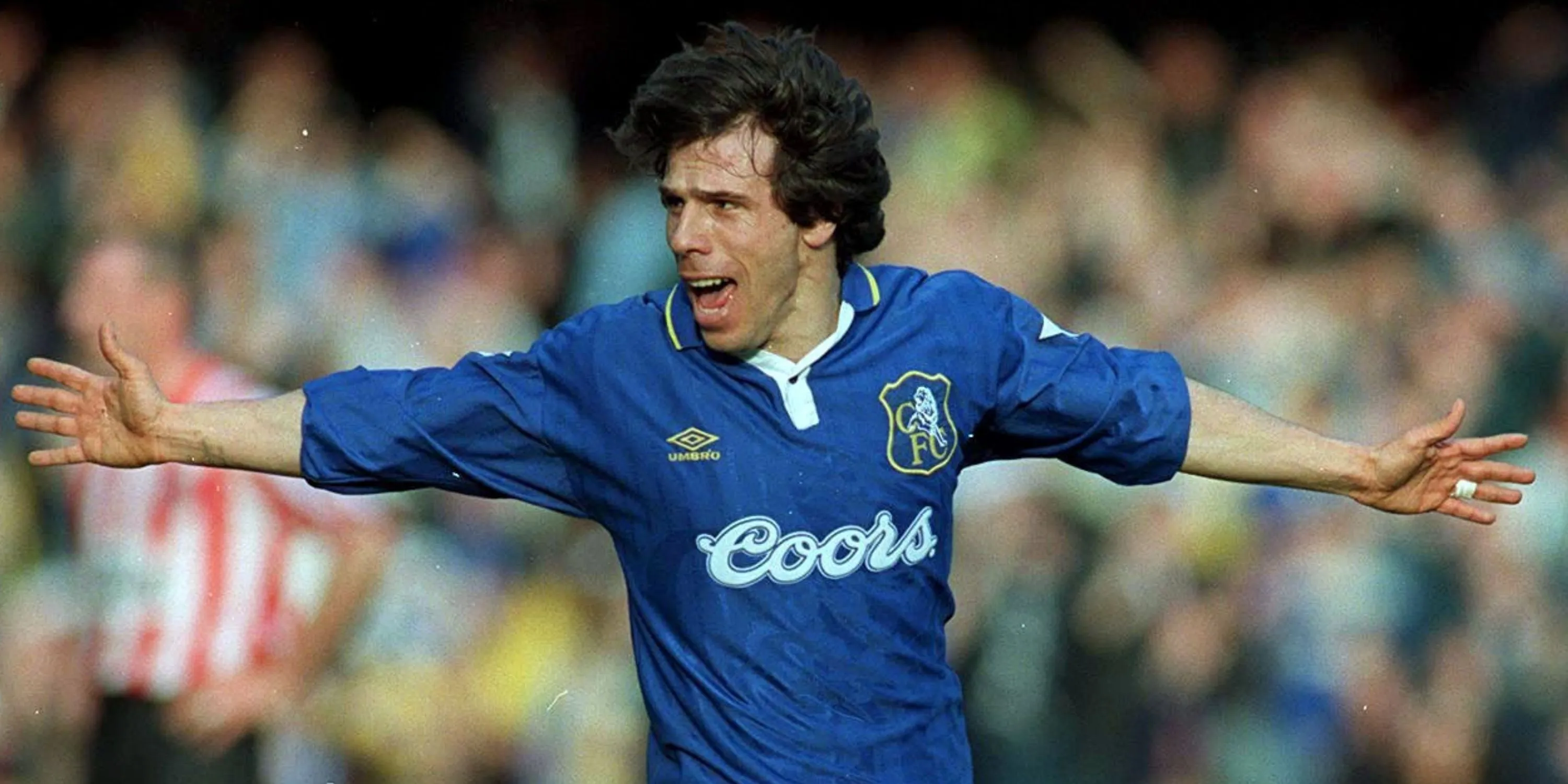 Gianfranco Zola ăn mừng bàn thắng cho Chelsea với nụ cười rạng rỡ