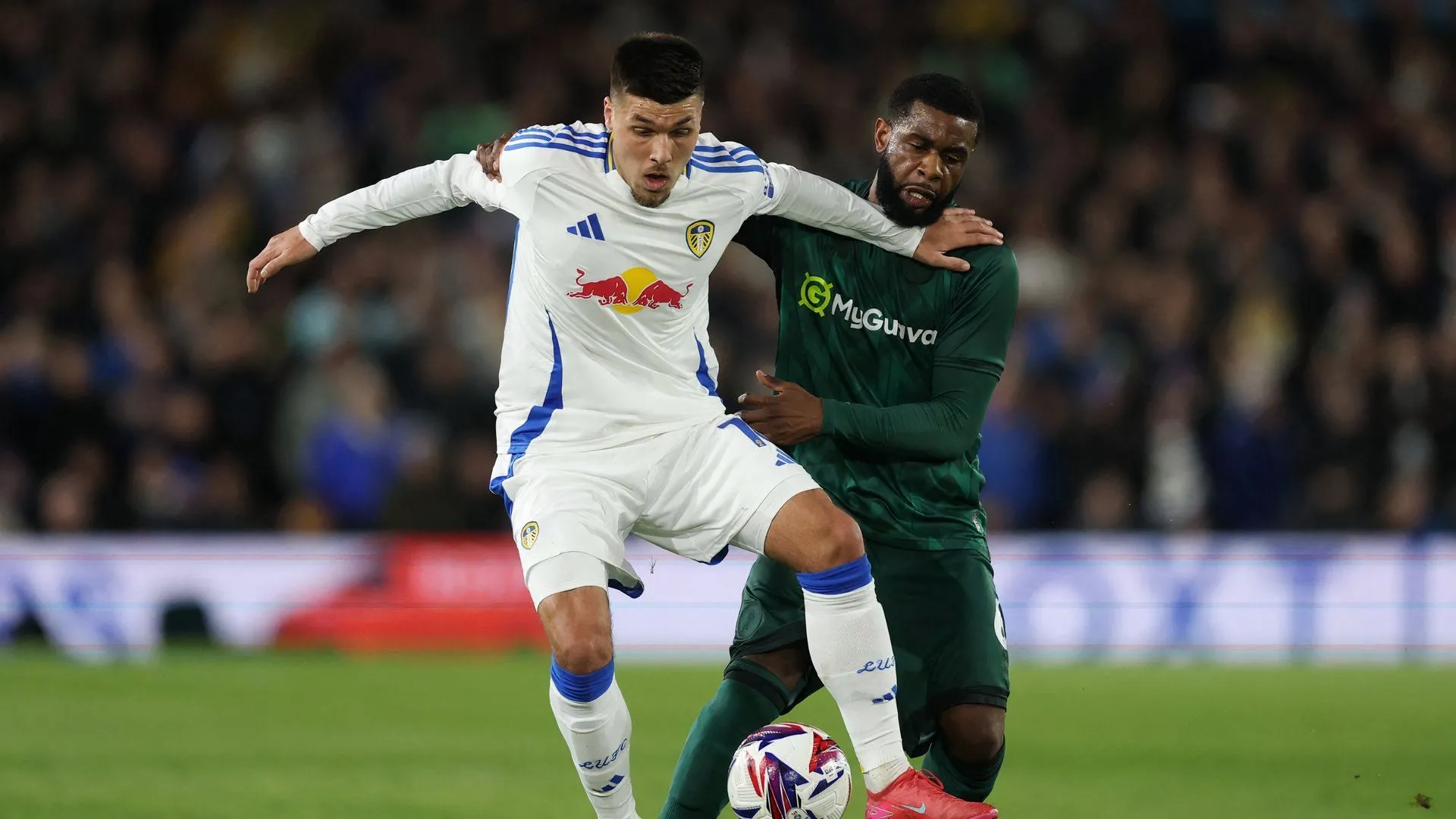 Hậu vệ Japhet Tanganga thi đấu cho Millwall trong trận gặp Leeds United tại Championship