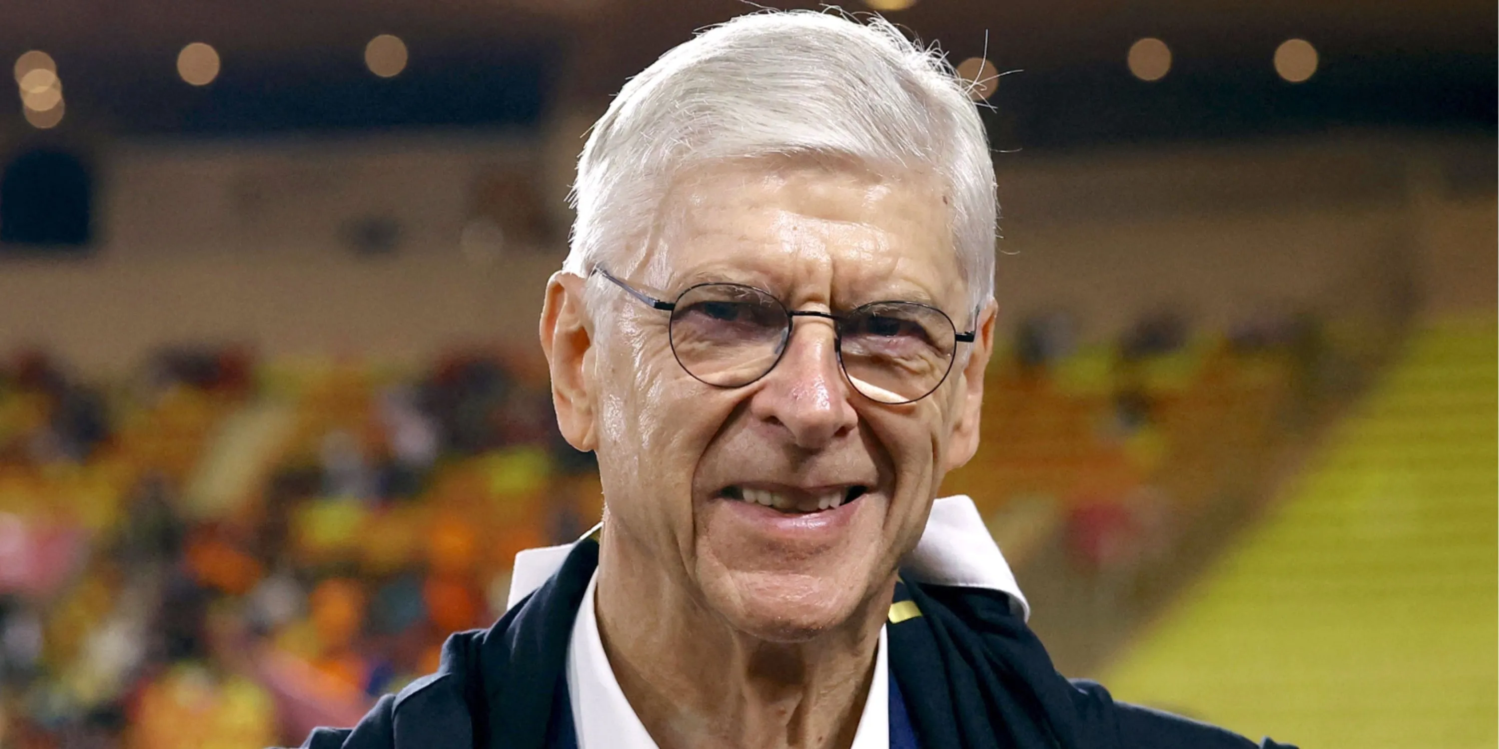 HLV Arsene Wenger thời còn dẫn dắt Arsenal với nụ cười đặc trưng