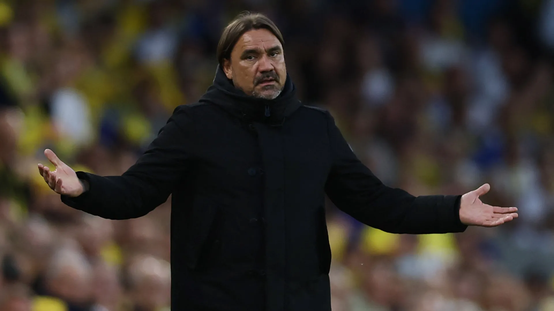 HLV Daniel Farke của Leeds United ăn mừng, thể hiện sự quyết tâm trước mùa giải Premier League.