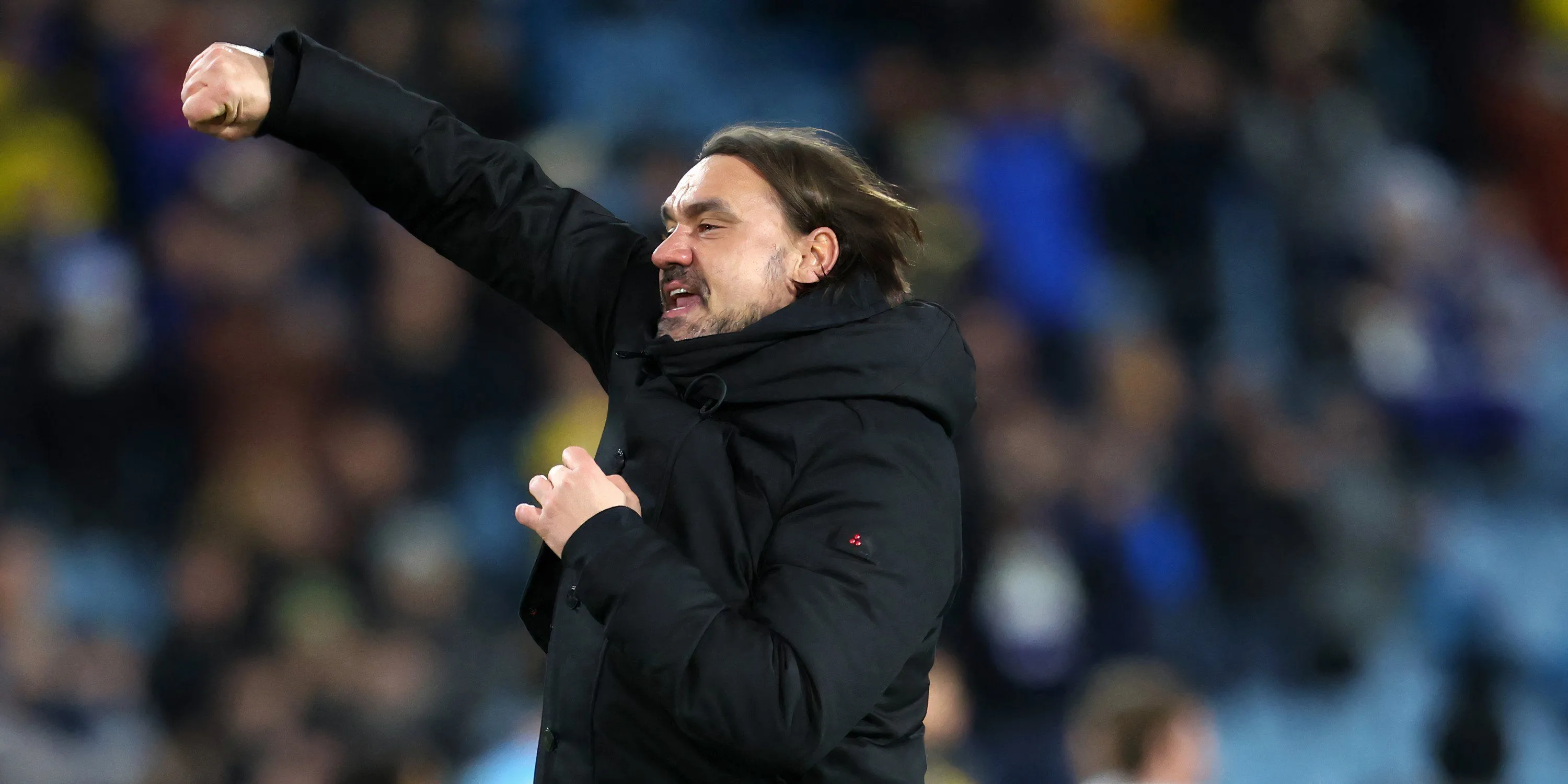 HLV Daniel Farke của Leeds United chỉ đạo trên sân