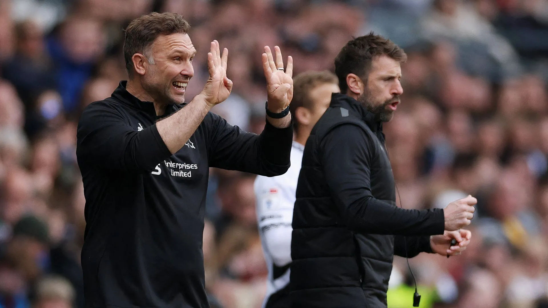 HLV John Eustace chỉ đạo các cầu thủ Derby County trên sân tập.