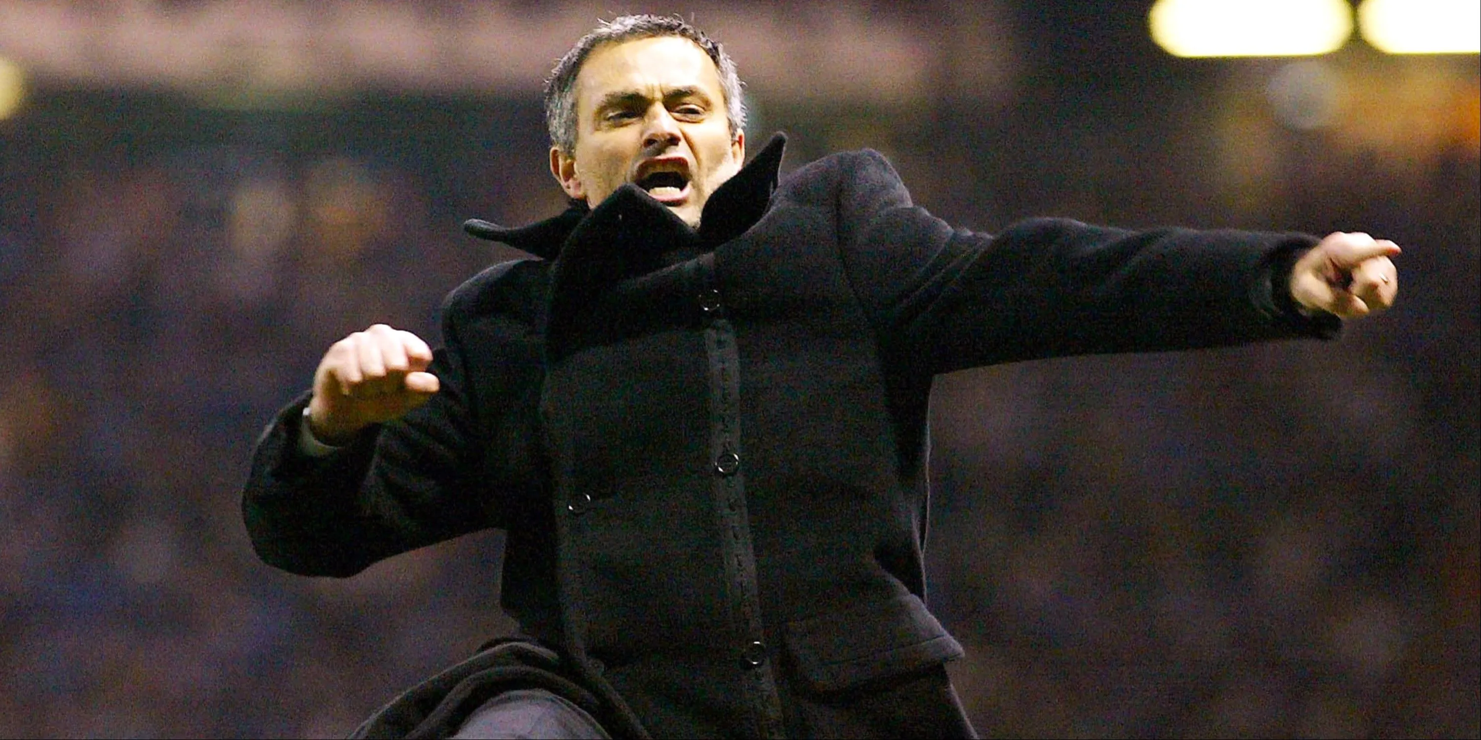 HLV Jose Mourinho ăn mừng cuồng nhiệt bên đường biên khi Porto ghi bàn vào lưới Manchester United tại Champions League