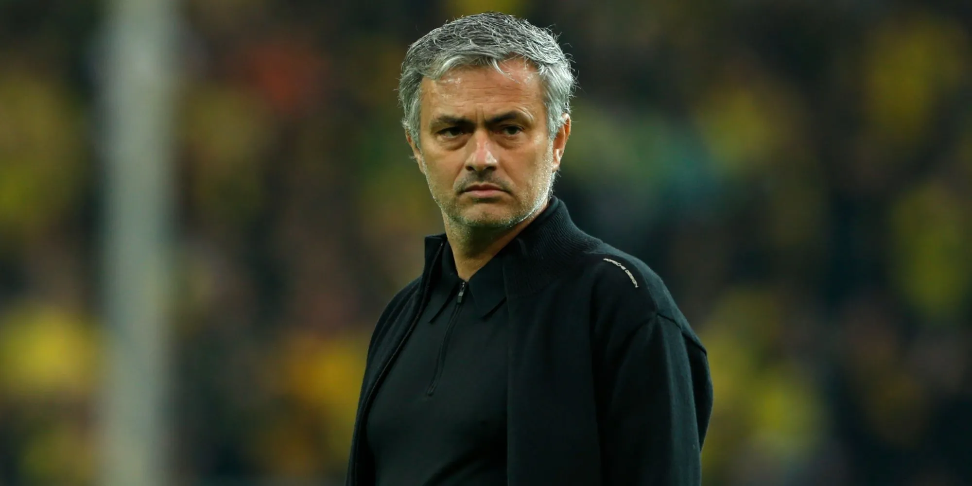 HLV Jose Mourinho trong trang phục Real Madrid chỉ đạo trên sân tập