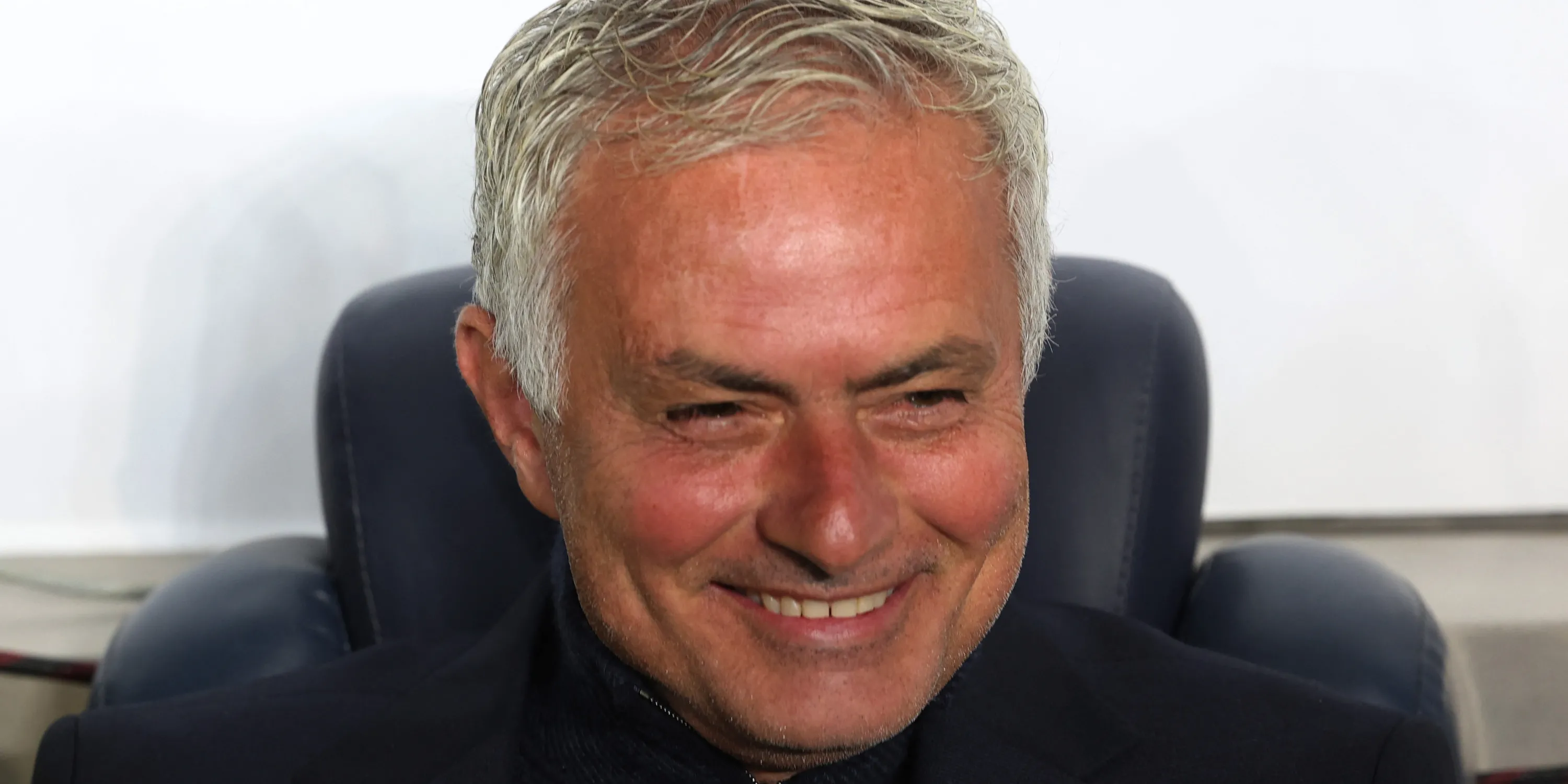 HLV Jose Mourinho với phong thái tự tin thường thấy