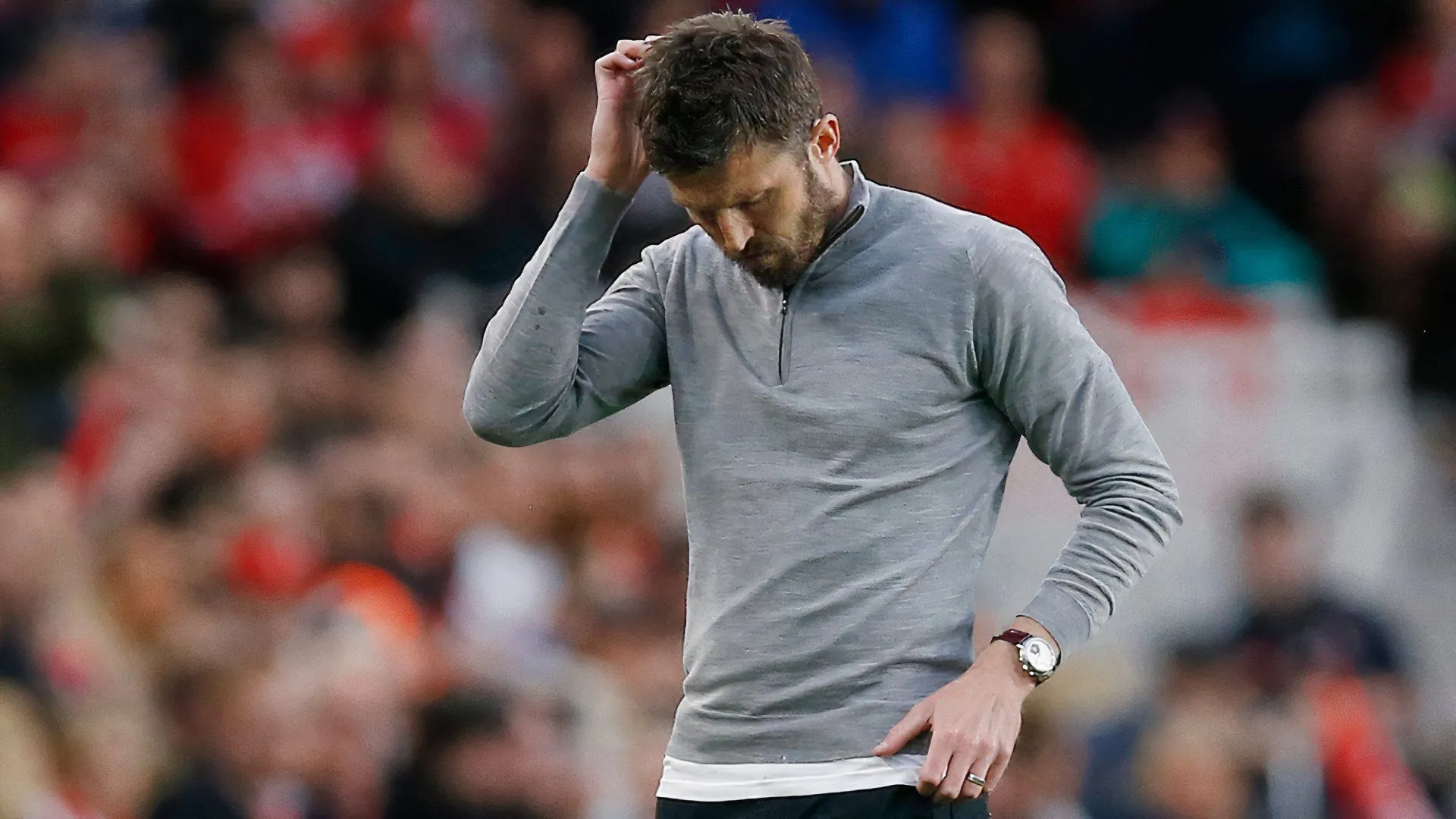 HLV Michael Carrick chỉ đạo các cầu thủ Middlesbrough trong một buổi tập