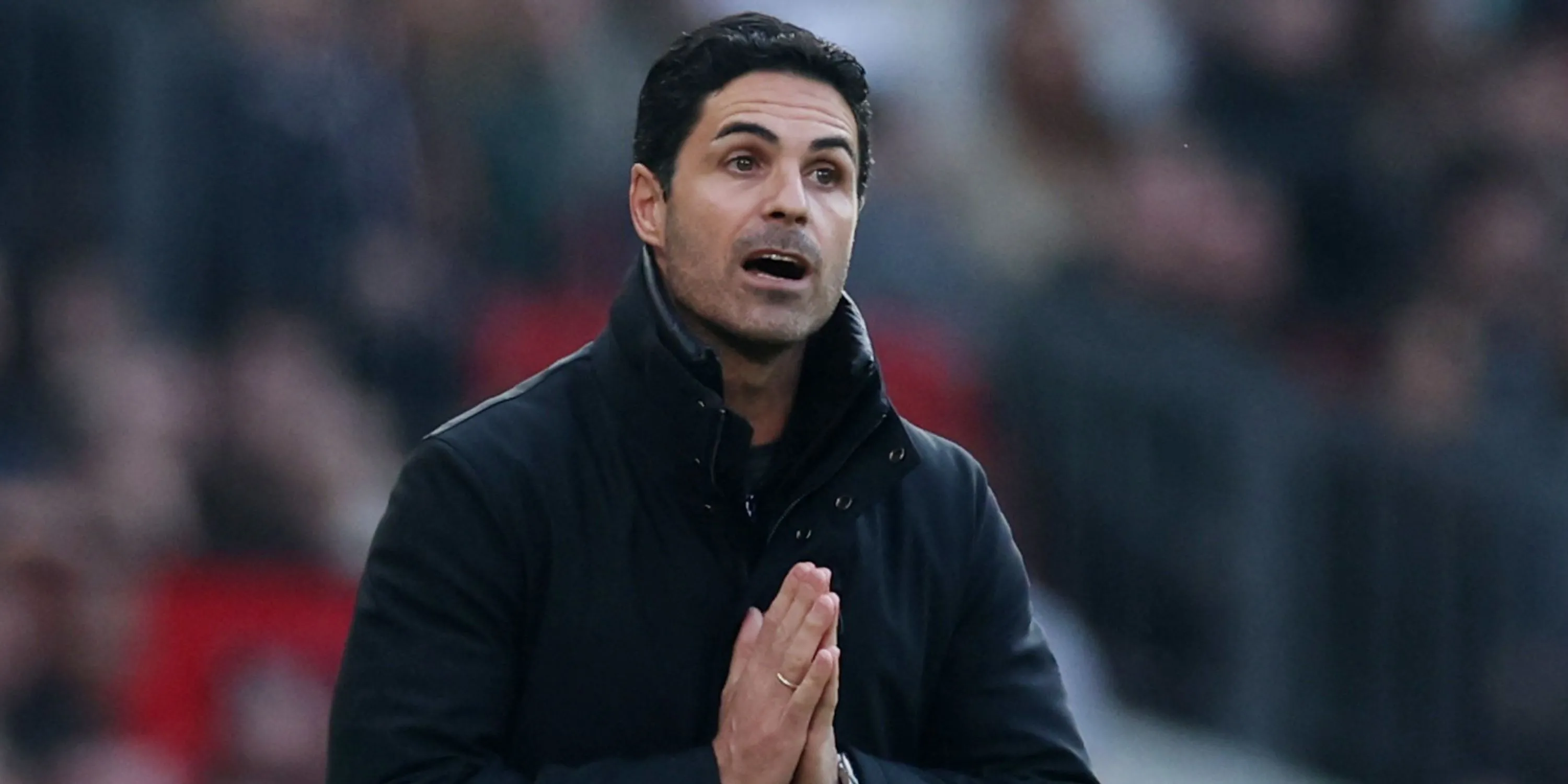 HLV Mikel Arteta của Arsenal chỉ đạo bên đường biên