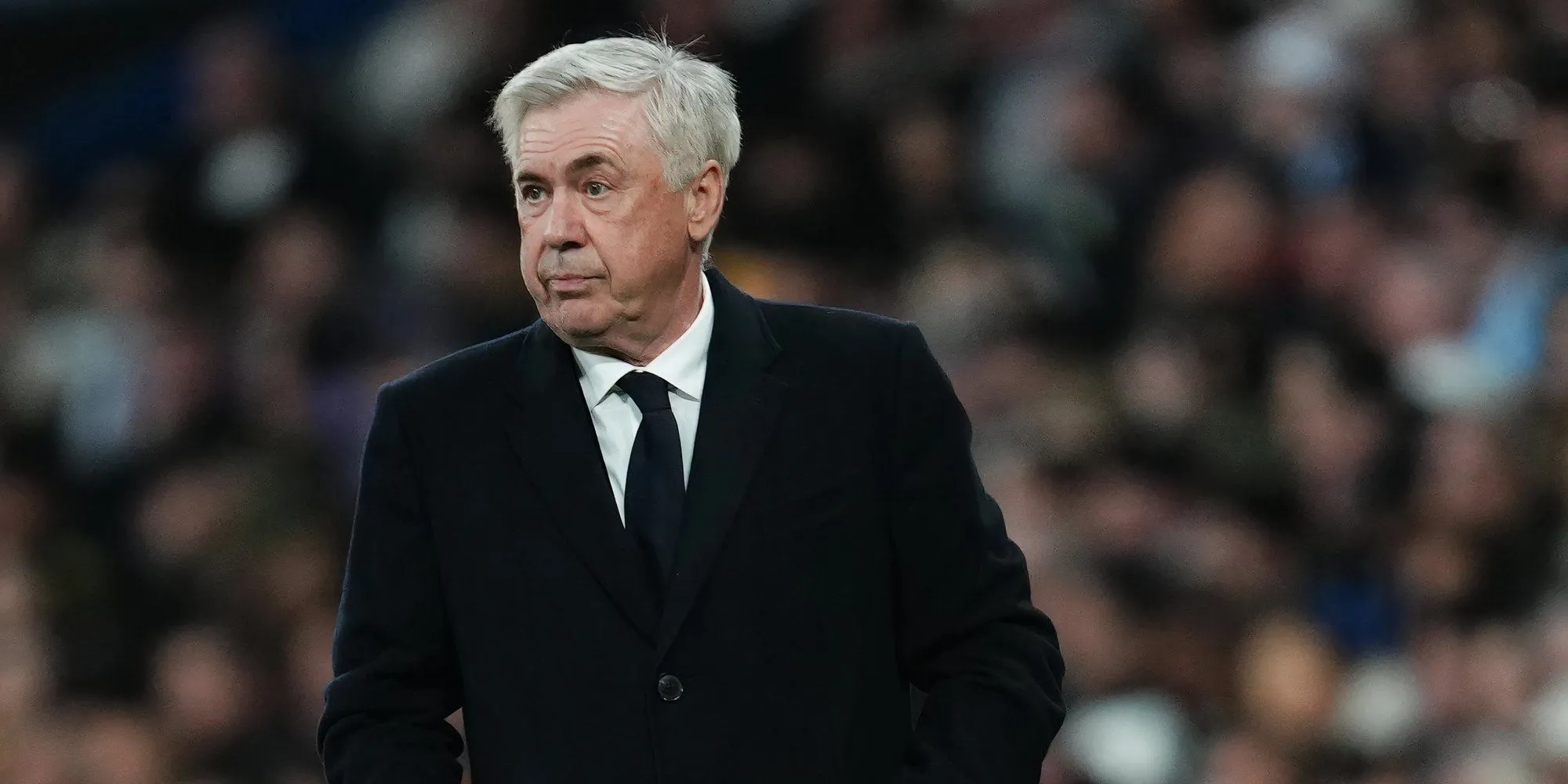 HLV Real Madrid Carlo Ancelotti đứng bên đường biên chỉ đạo