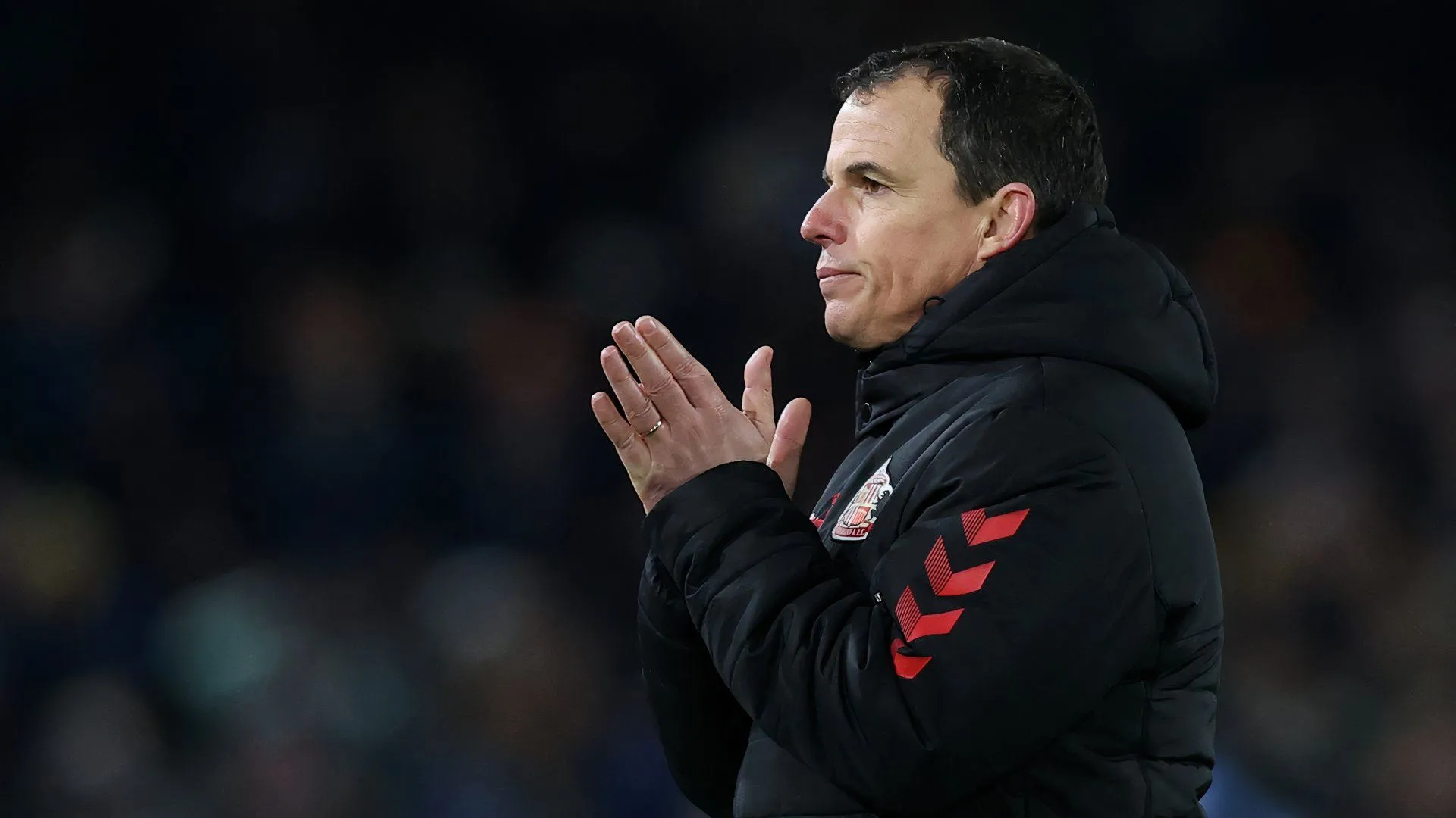 HLV Régis Le Bris của Sunderland chỉ đạo trong một trận đấu tại Championship.