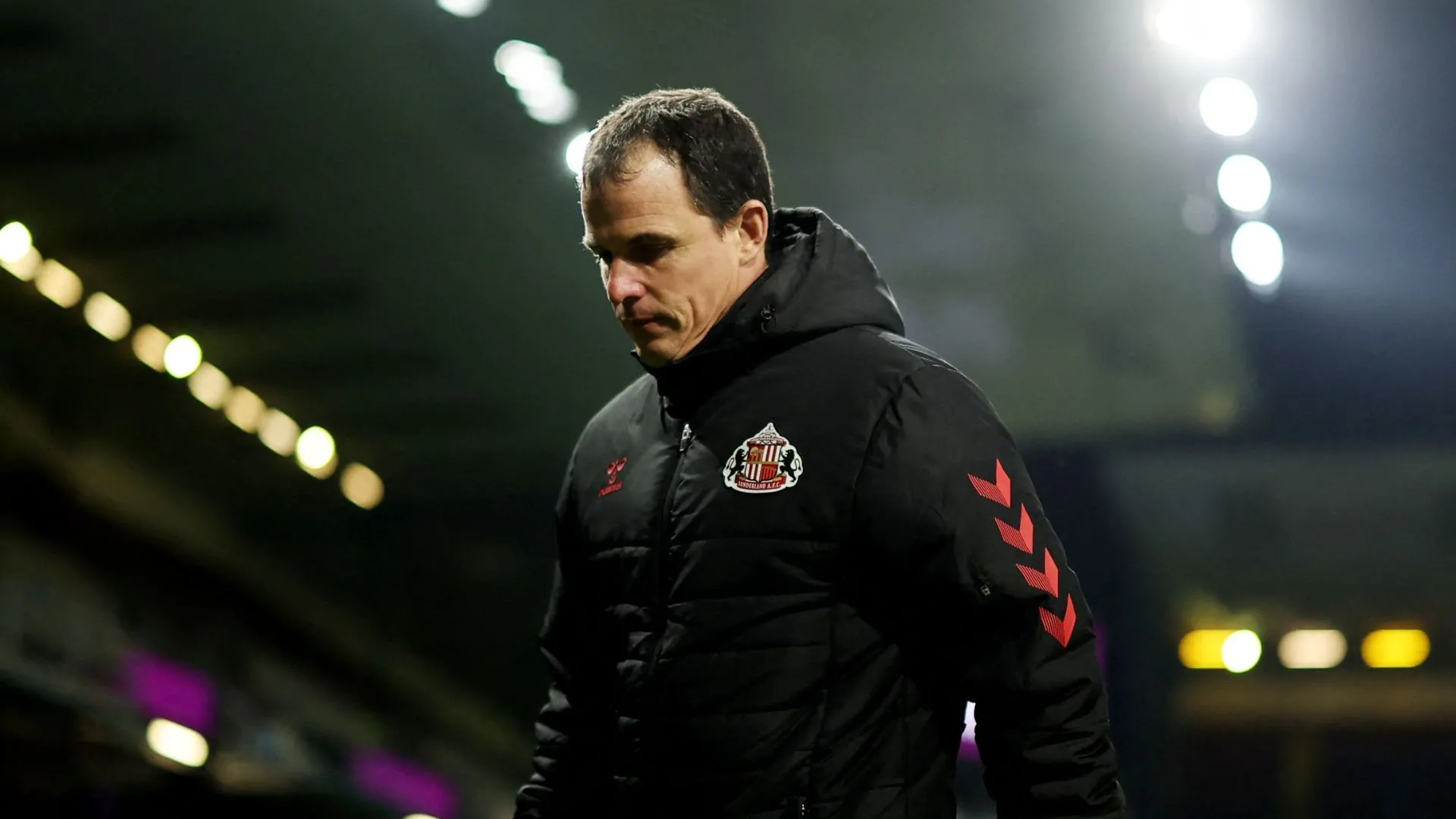 HLV Regis Le Bris của Sunderland đối mặt áp lực lớn trước loạt trận play-off quyết định