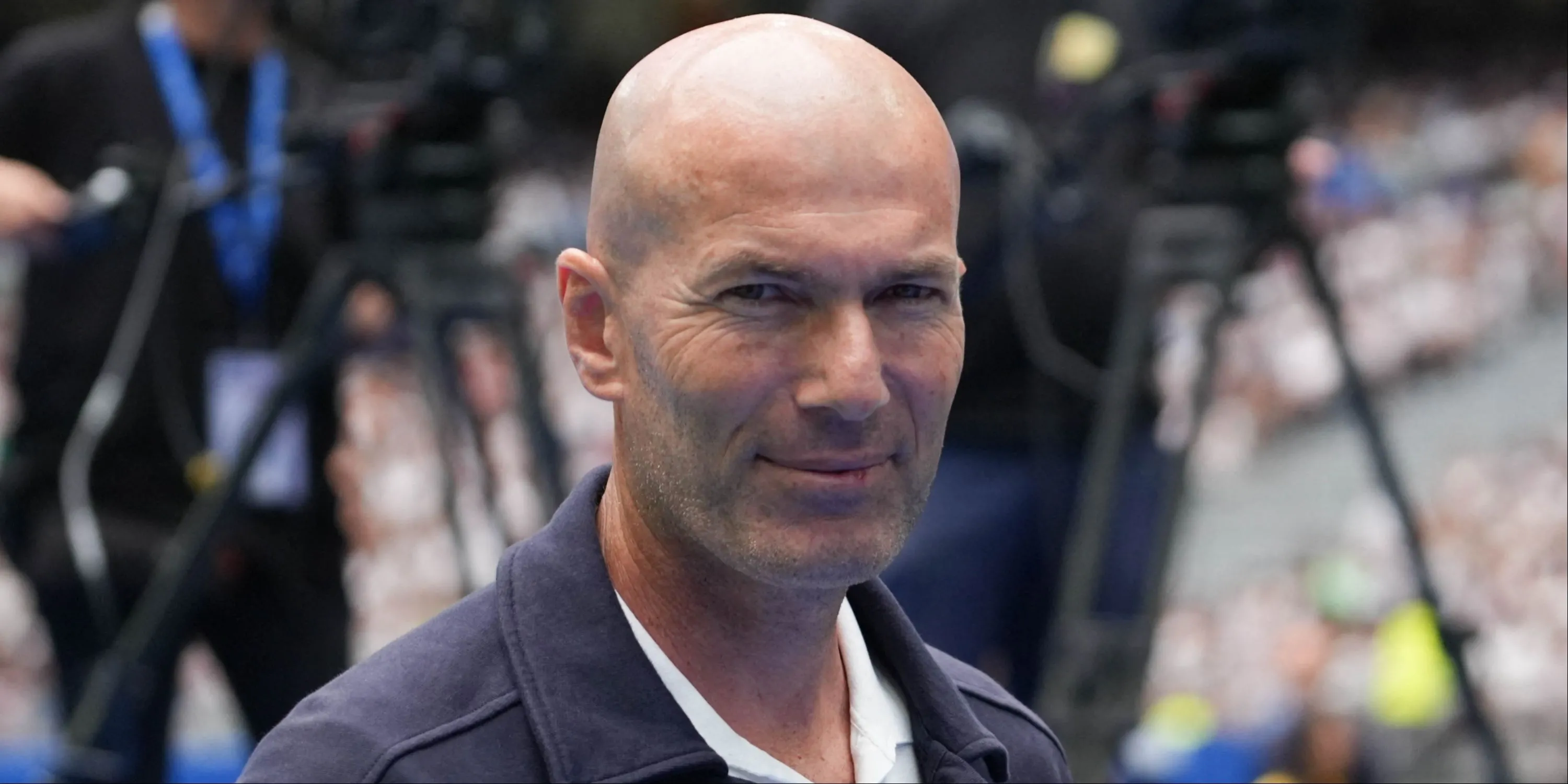 HLV Zinedine Zidane với vẻ ngoài lịch lãm quen thuộc