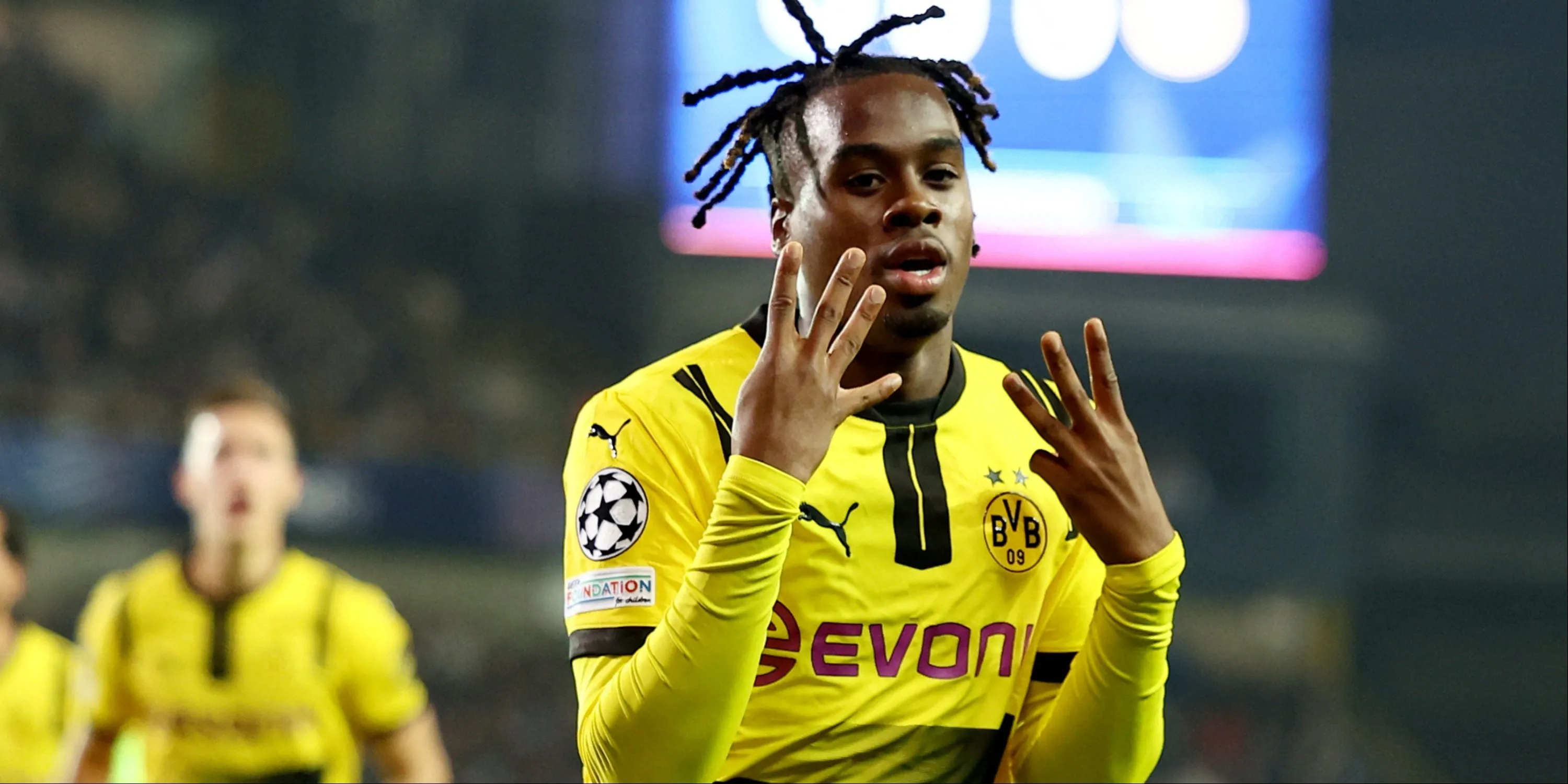 Jamie Gittens thi đấu cho Borussia Dortmund một mục tiêu của Arsenal