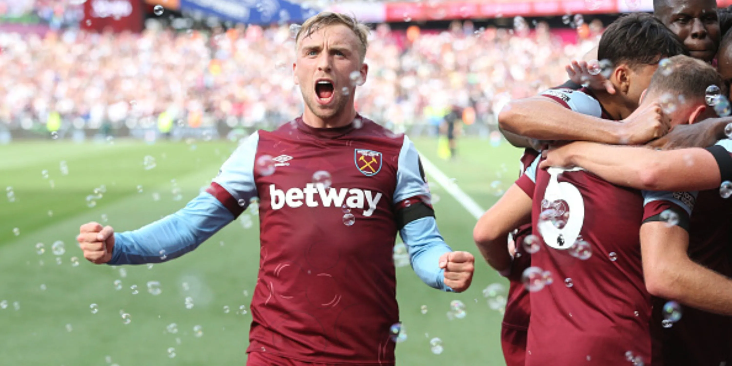 Jarrod Bowen ăn mừng trong màu áo West Ham