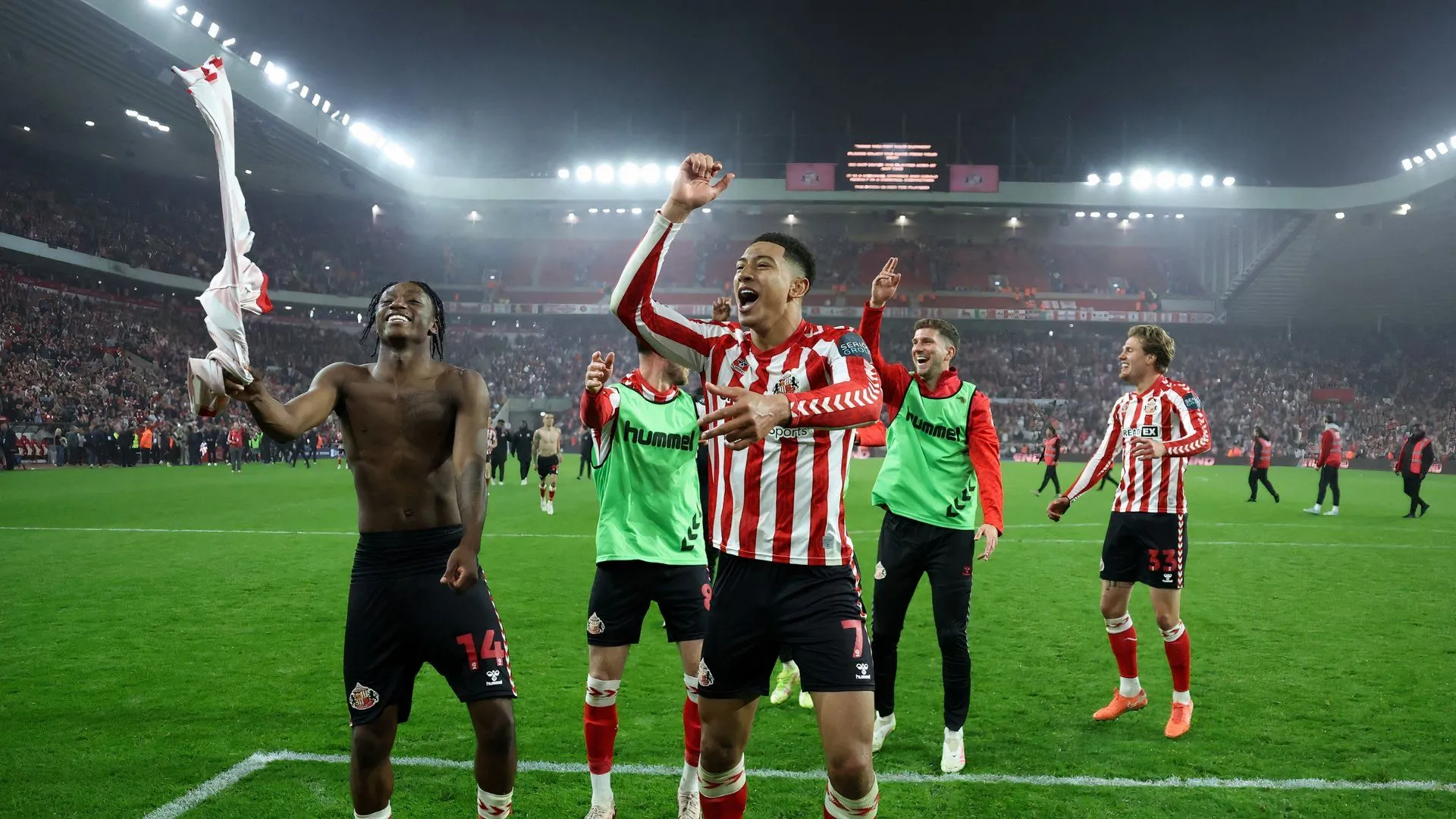 Jobe Bellingham, cầu thủ trẻ của Sunderland, ăn mừng chiến thắng giúp đội vào chung kết play-off