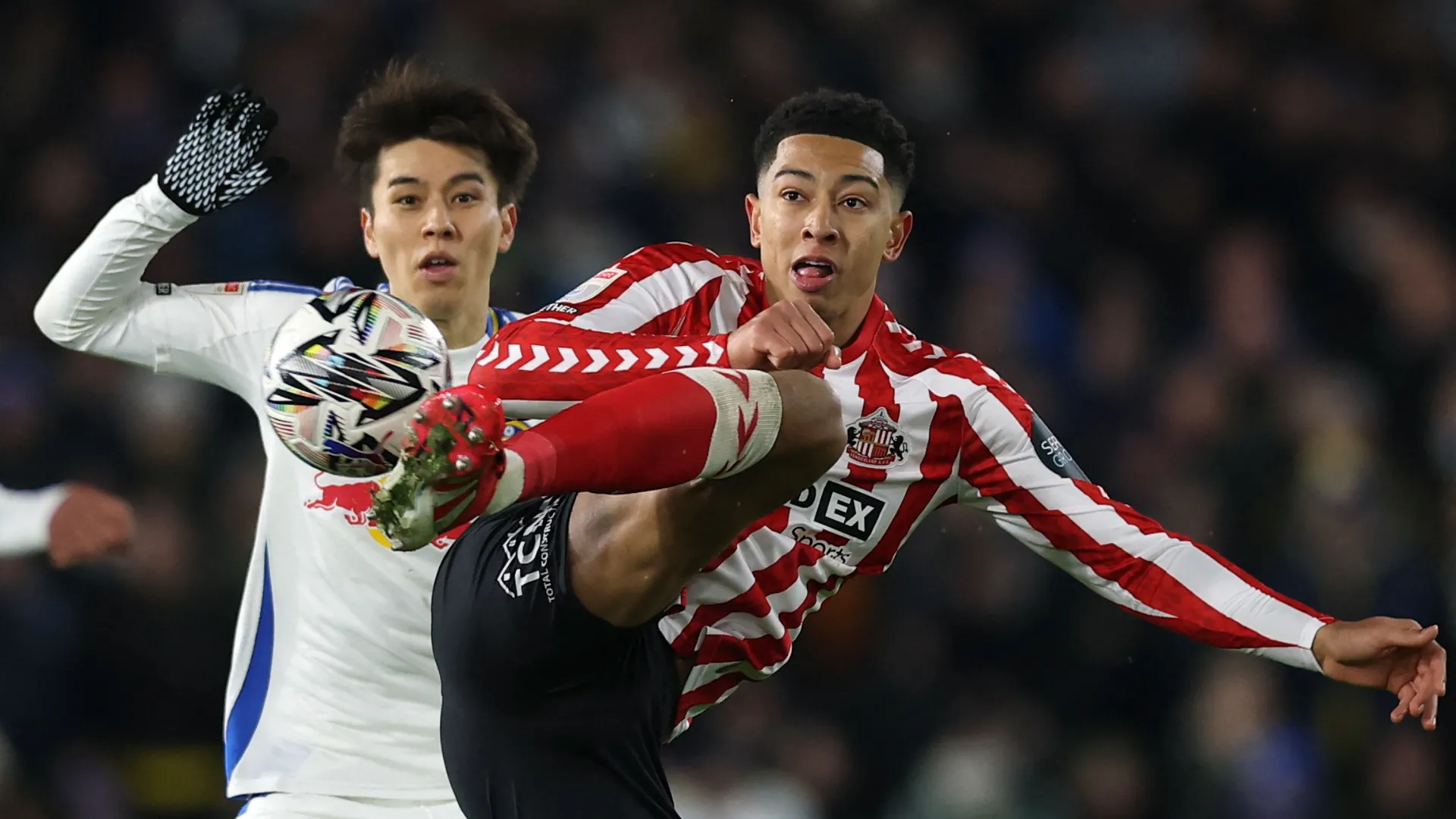 Jobe Bellingham trong màu áo Sunderland đối đầu Leeds United
