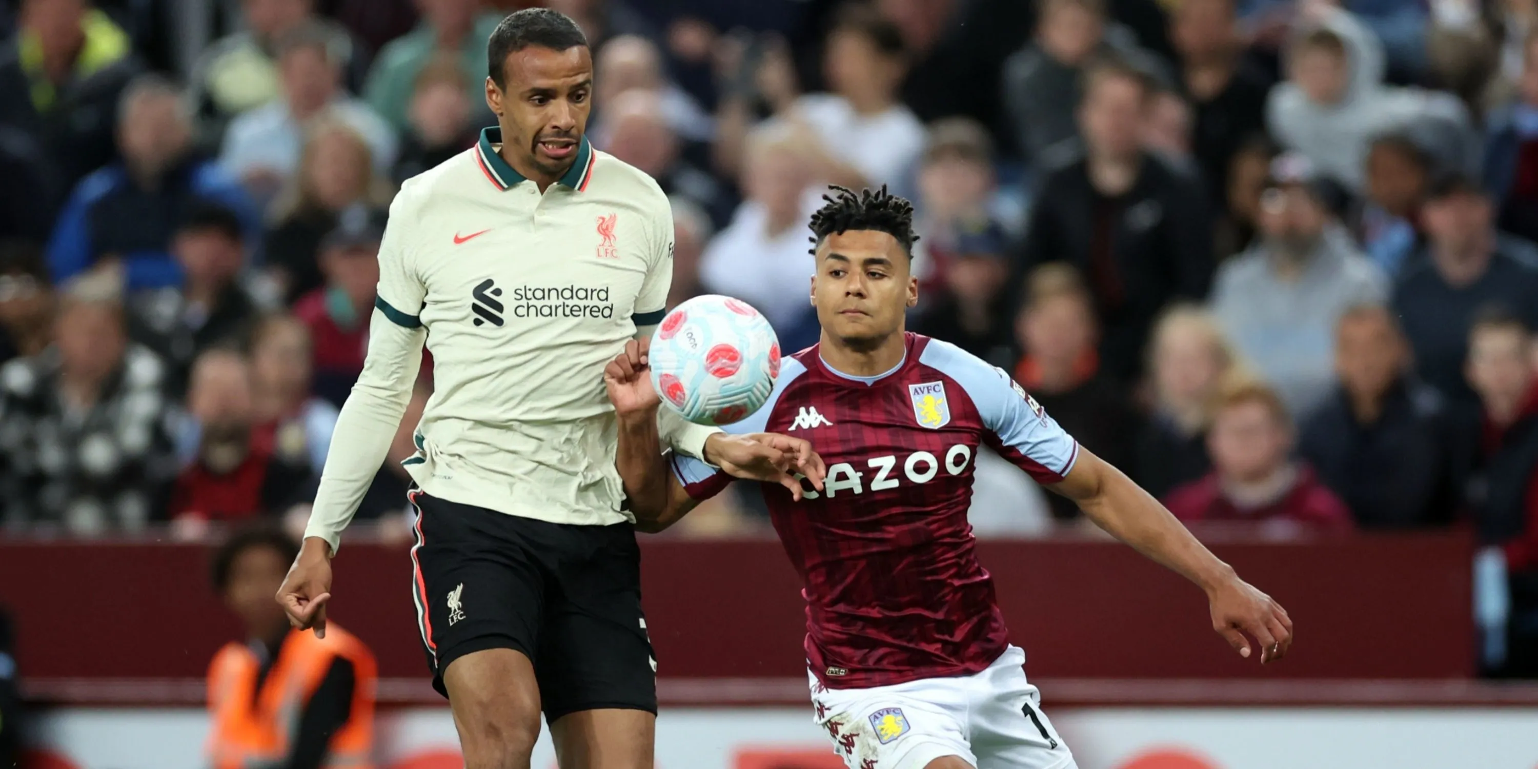 Joel Matip của Liverpool tranh chấp với Ollie Watkins của Aston Villa.