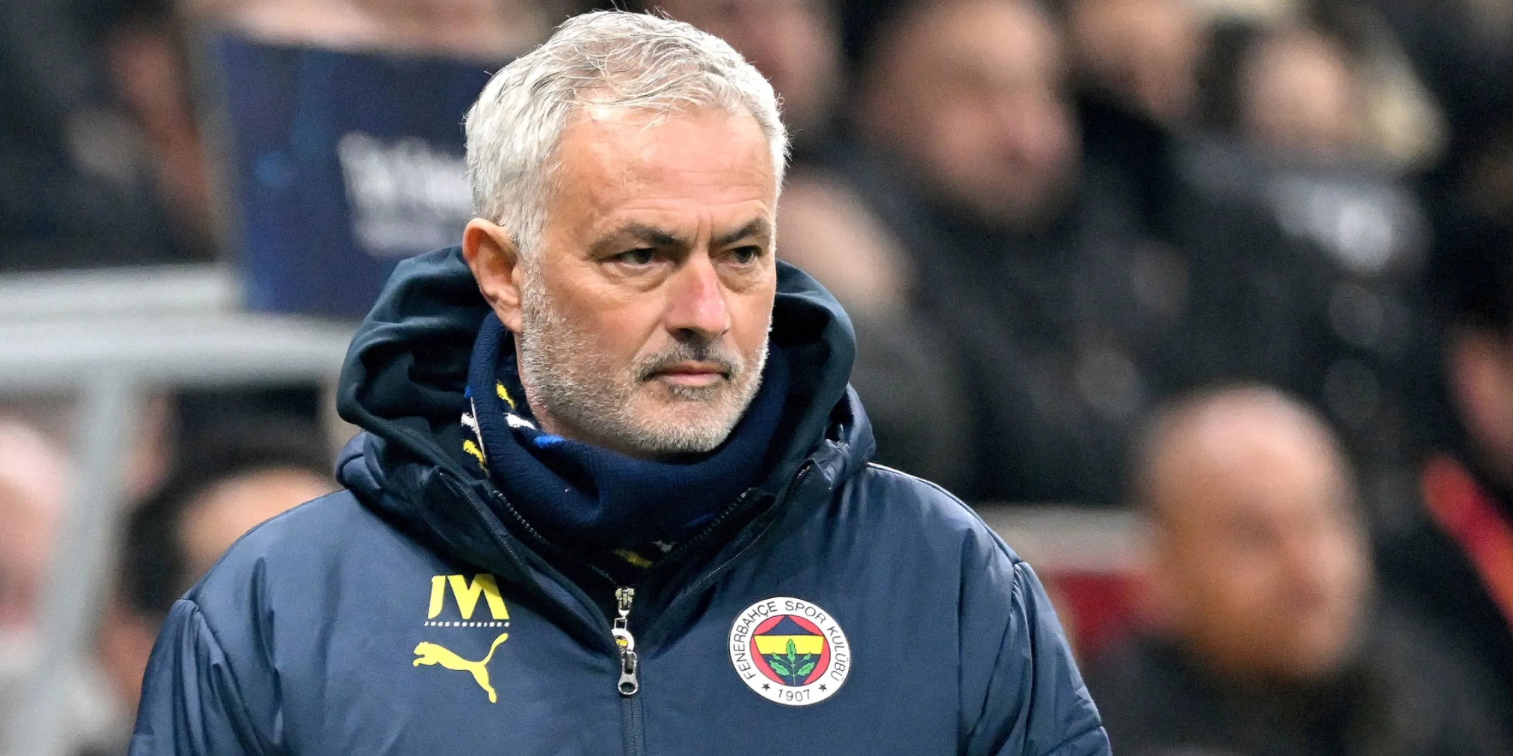Jose Mourinho đang suy tư bên đường biên