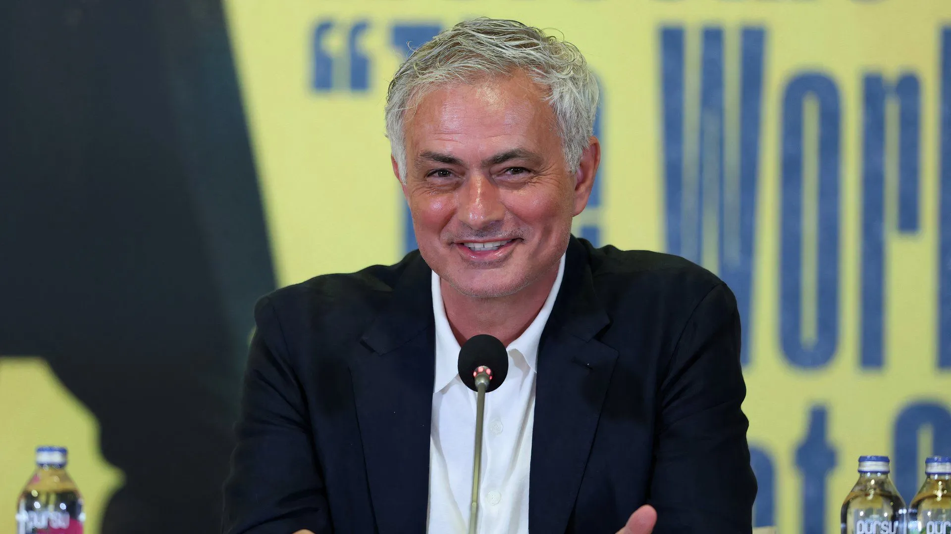 Jose Mourinho, HLV được cho là đã từ chối Leeds United, trong một khoảnh khắc suy tư.