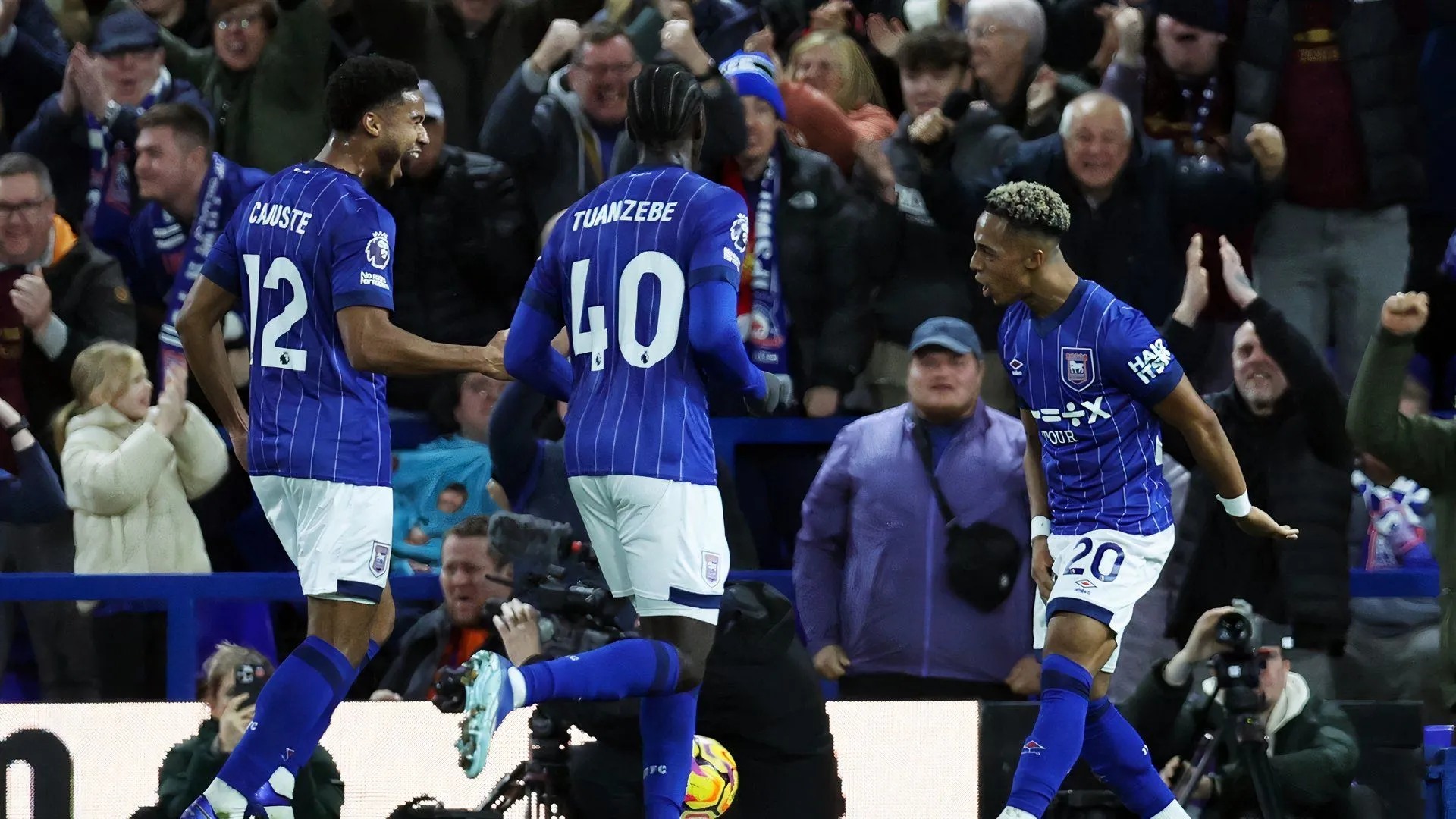 Khoảnh khắc Omari Hutchinson ăn mừng bàn thắng cho Ipswich Town vào lưới Manchester United