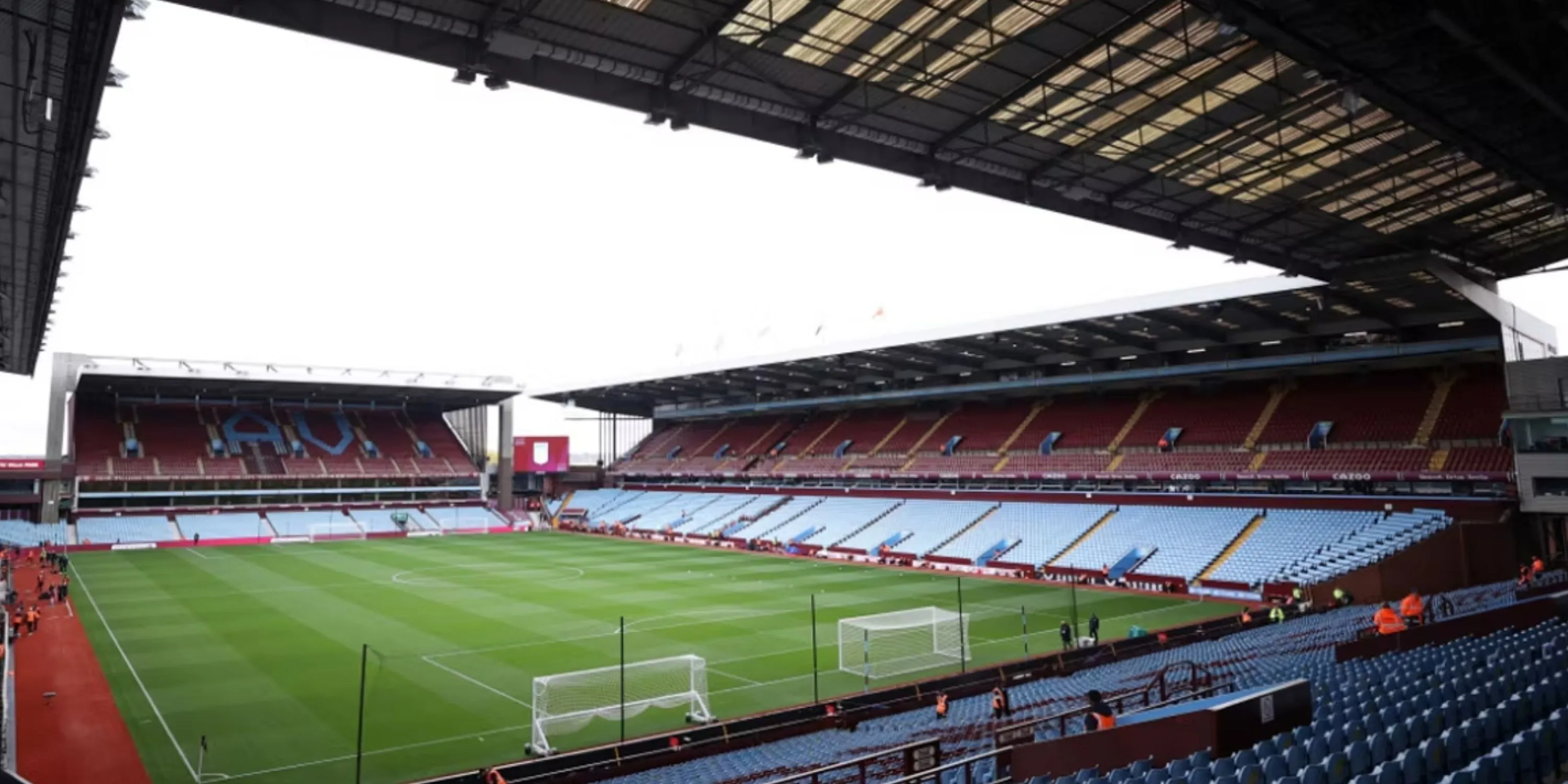 Khung cảnh toàn cảnh sân Villa Park, sân nhà của Aston Villa tại Birmingham
