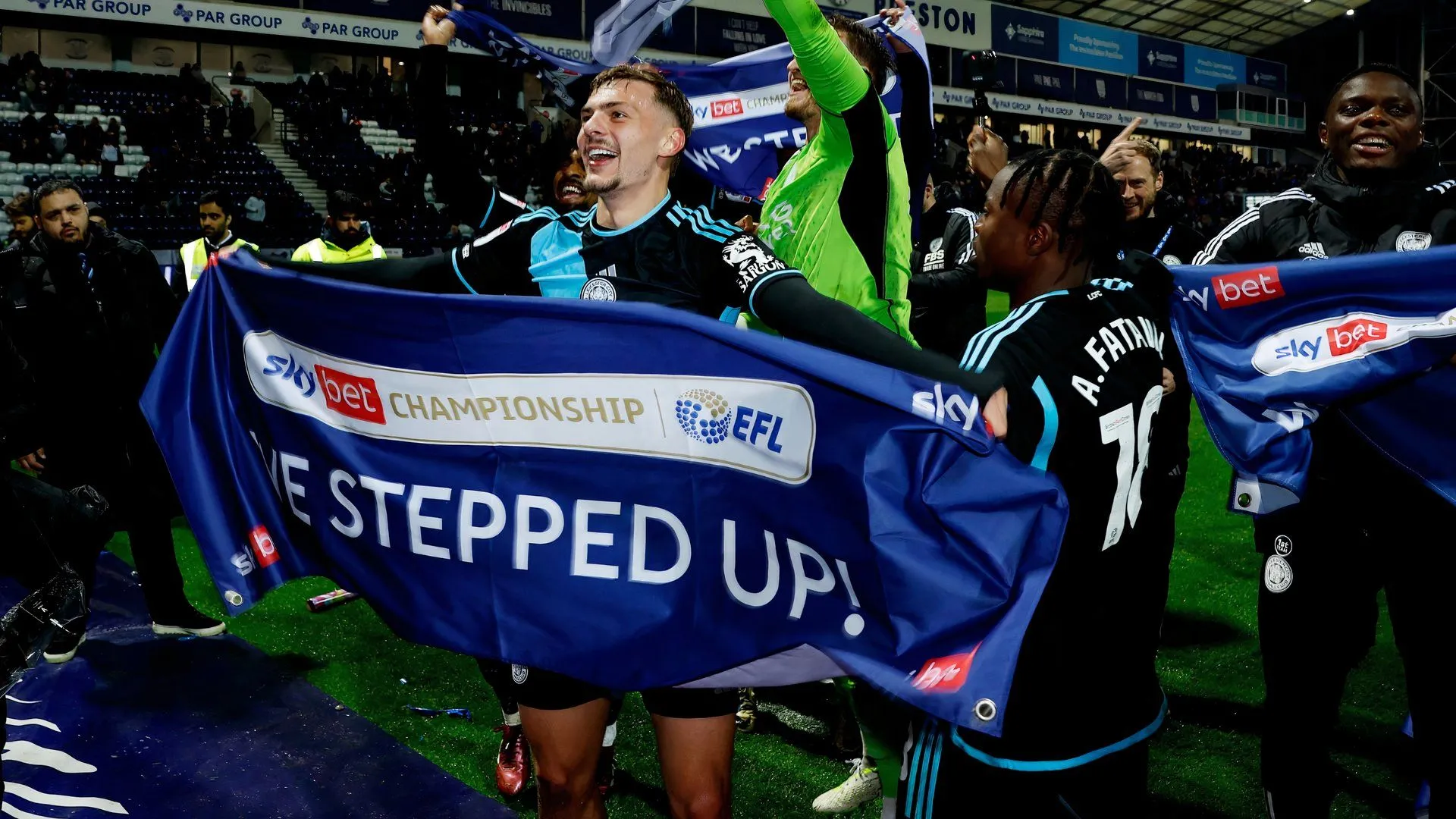 Kiernan Dewsbury-Hall ăn mừng cùng Leicester City sau khi giành quyền thăng hạng Championship