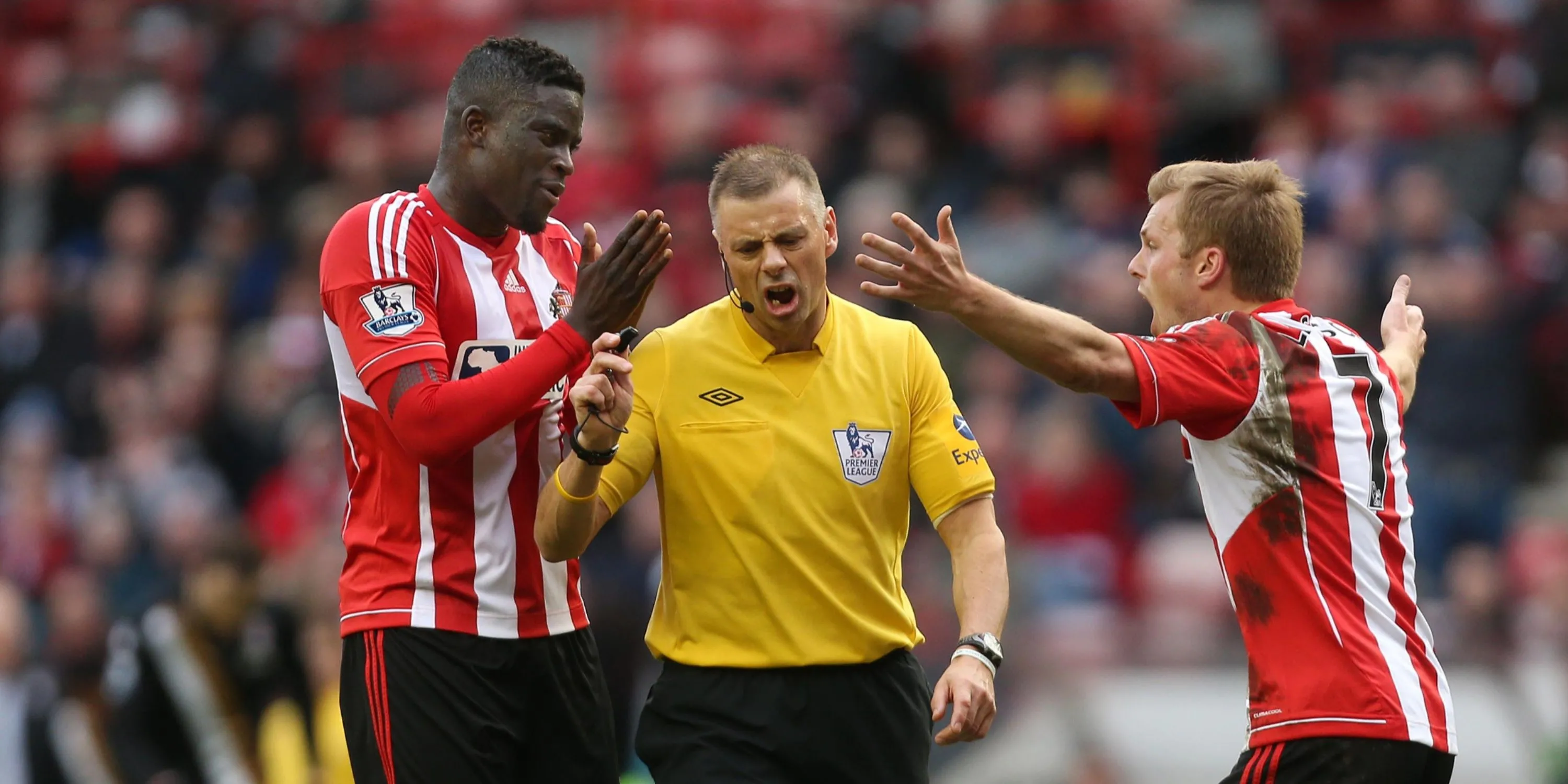 Mark Halsey điều khiển một trận đấu