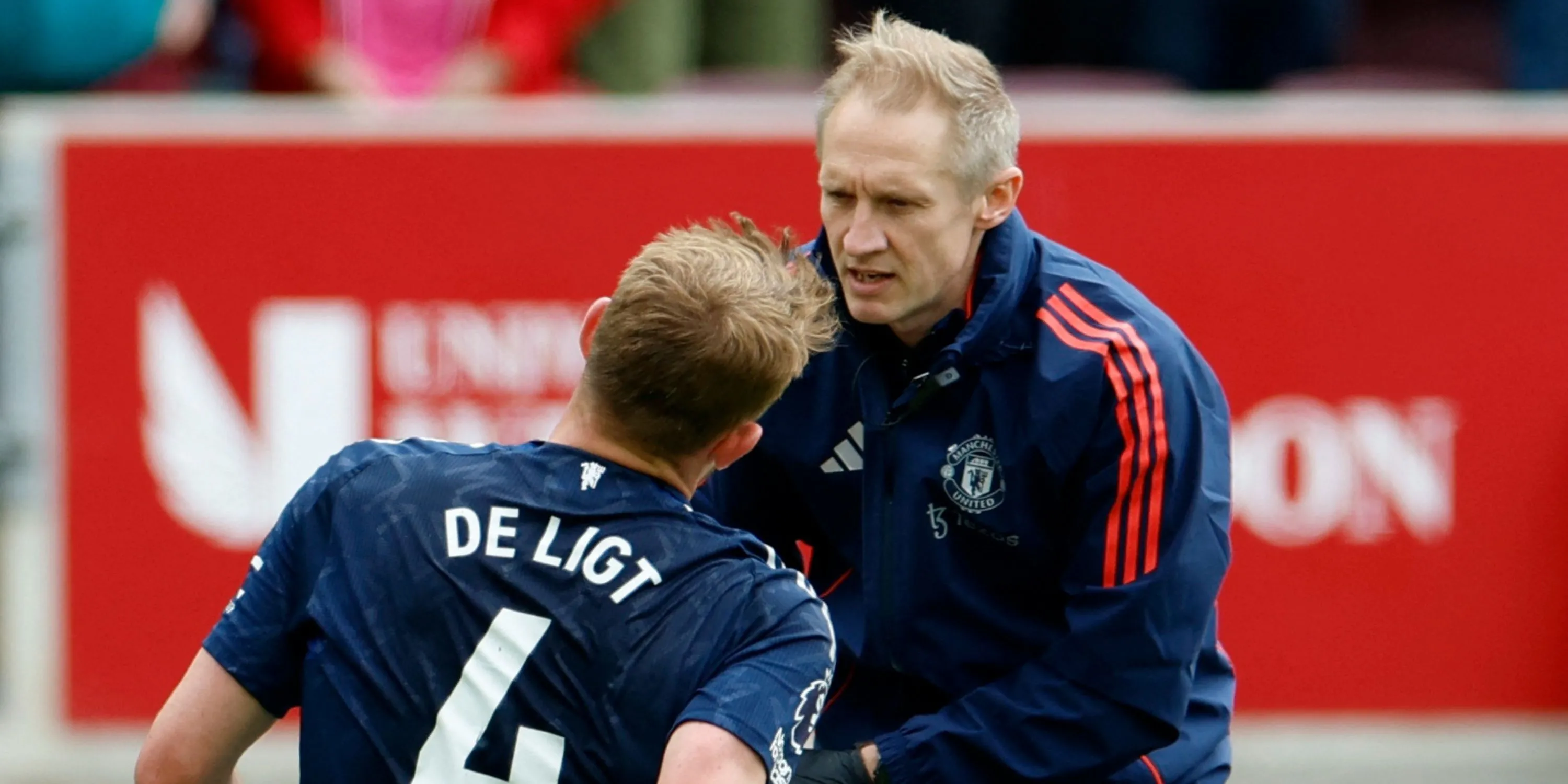 Matthijs de Ligt nằm sân đau đớn trong trận đấu giữa Brentford và Man Utd